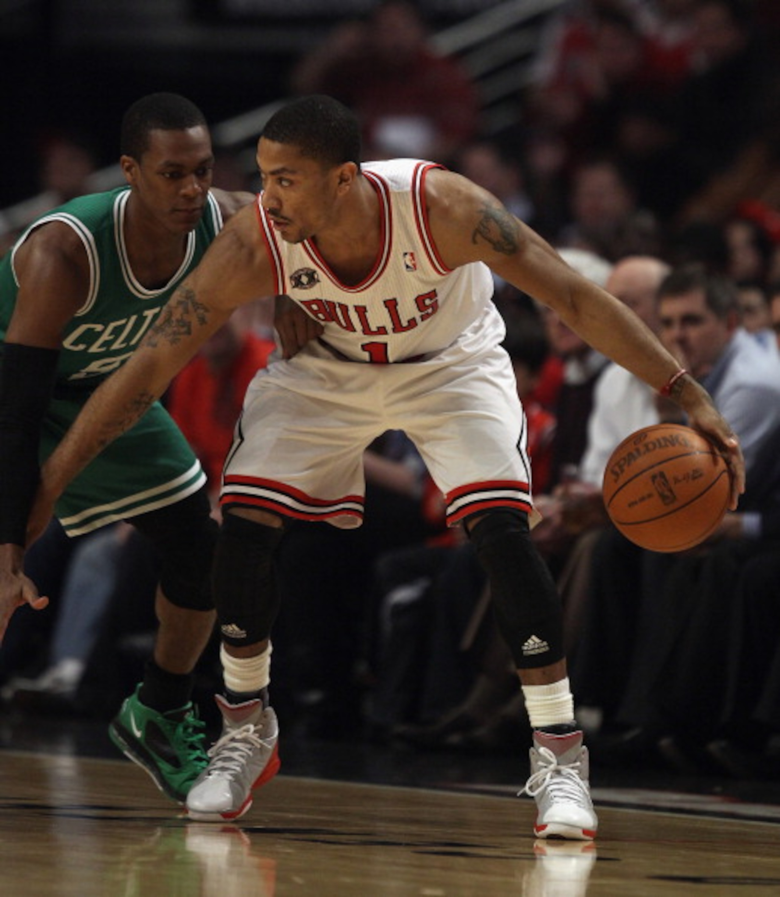 CHICAGO, IL - APRIL 07: Derrick Rose #1 of the Chicago Bulls moves against Rajon Rondo #9 of the Boston Celtics at United Center on April 7, 2011 in Chicago, Illinois. The Bulls defeated the Celtics 97-81. NOTE TO USER: User expressly acknowledges and agr