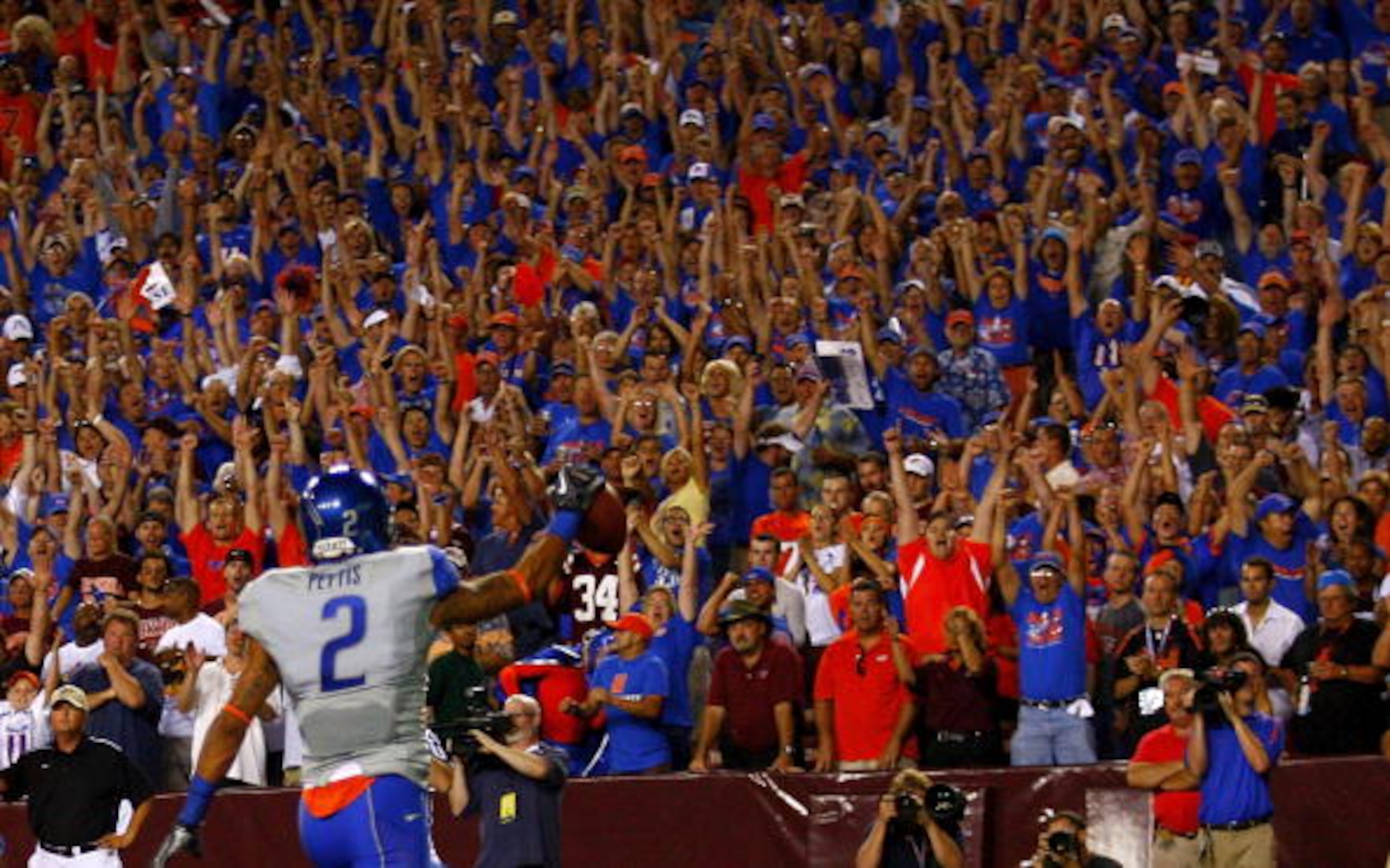 LANDOVER, MD - SEPTEMBER 06: Boise State Broncos fans cheer after wide receiver Austin Pettis #2 scores a touchdown against the Virginia Tech Hokies at FedExField on September 6, 2010 in Landover, Maryland. (Photo by Geoff Burke/Getty Images) LANDOVER, MD - SEPTEMBER 06: Boise State Broncos fans cheer after wide receiver Austin Pettis #2 scores a touchdown against the Virginia Tech Hokies at FedExField on September 6, 2010 in Landover, Maryland. (Photo by Geoff Burke/Getty Images)