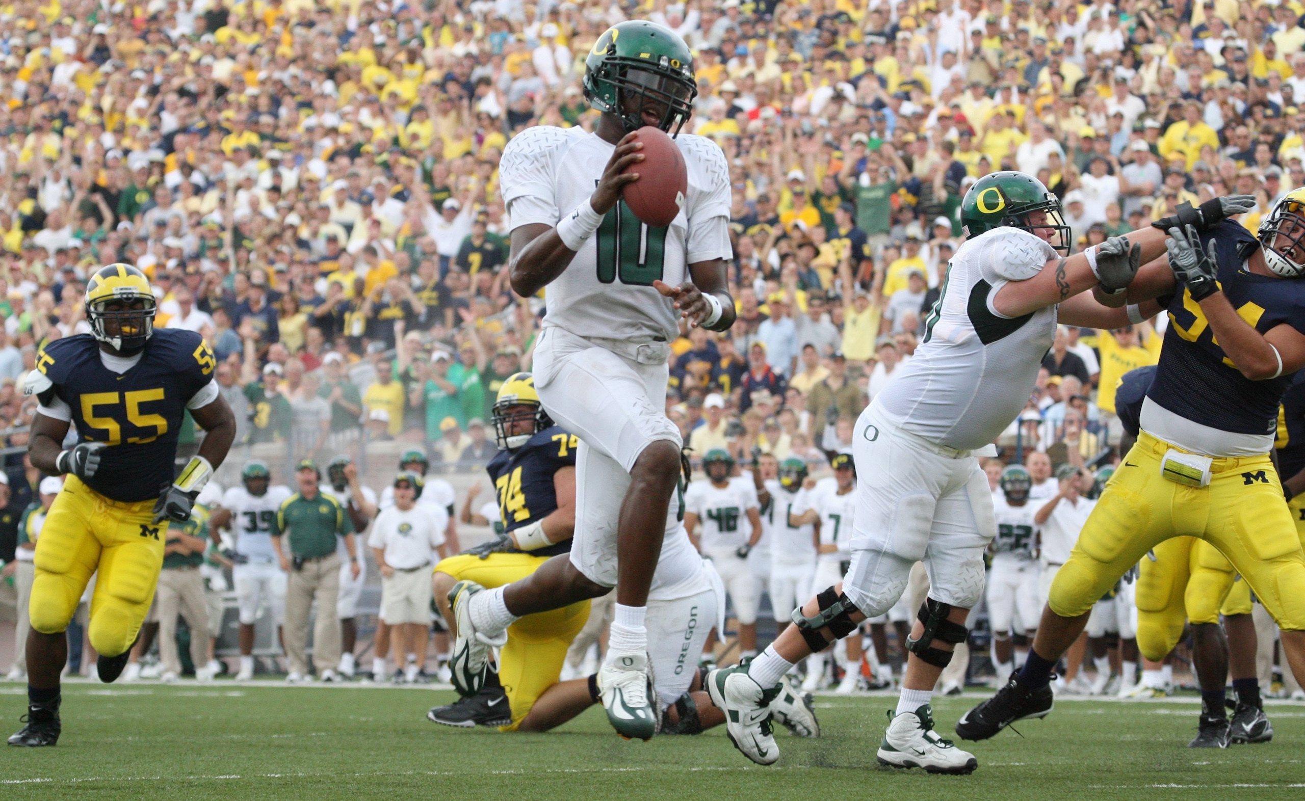 ANN ARBOR, MI - SEPTEMBER 08:  Dennis Dixon #10 of the Oregon Ducks runs the ball against the Michigan Wolverines during their game on September 8, 2007 at Michigan Stadium in Ann Arbor, Michigan.  The Ducks defeated the Wolverines 39-7. (Photo By Gregory