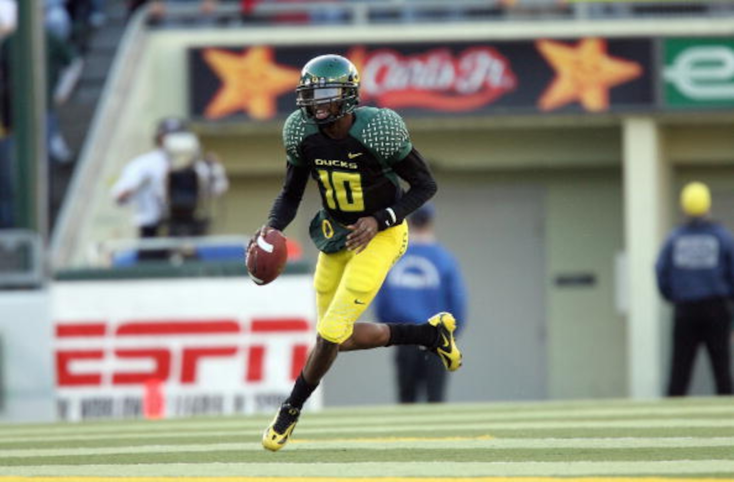 EUGENE, OR - NOVEMBER 03: Dennis Dixon #10 of the Oregon Ducks runs the ball during the game against the Arizona State Sun Devils at Autzen Stadium on November 3, 2007 in Eugene, Oregon. The Ducks defeated the Sun Devils 35-23. (Photo by Otto Greule Jr/Ge