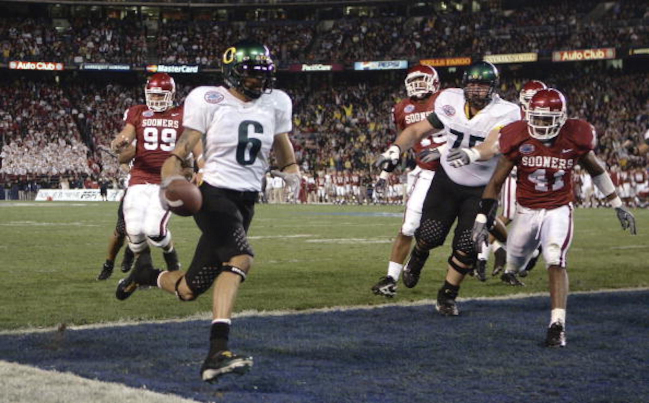 SAN DIEGO - DECEMBER 29:  Wide receiver Demetrius Williams #6 of the Oregon Ducks rushes the only touchdown of the first half into the end zone against the Oklahoma Sooners during the Pacific Life Holiday Bowl on December 29, 2005 at Qualcomm Stadium in S