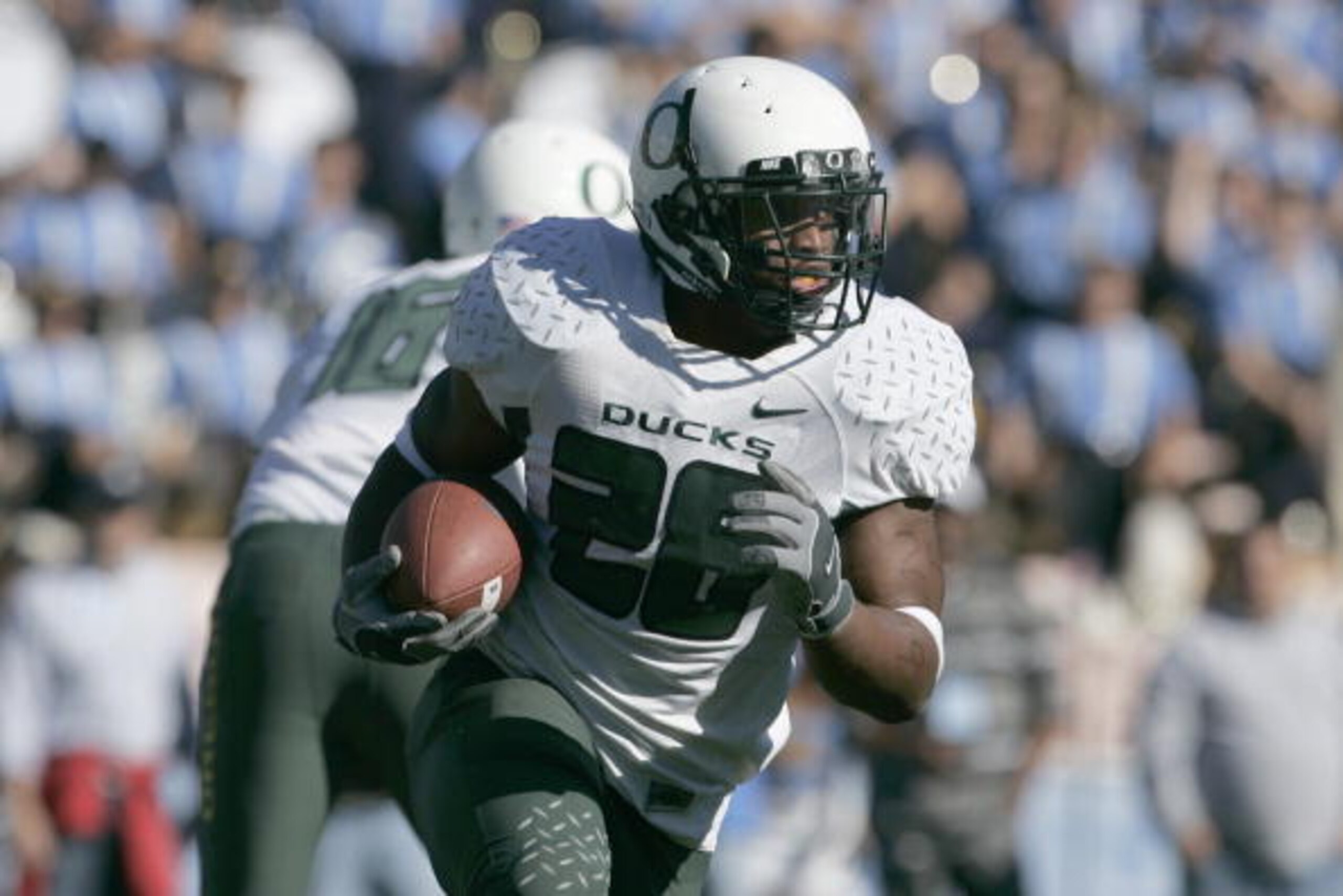 PASADENA, CA - NOVEMBER 24:  Jonathan Stewart #28 of the Oregon Ducks carries the ball against the UCLA Bruins on November 24, 2007 at the Rose Bowl in Pasadena, California.  (Photo by Jeff Gross/Getty Images)
