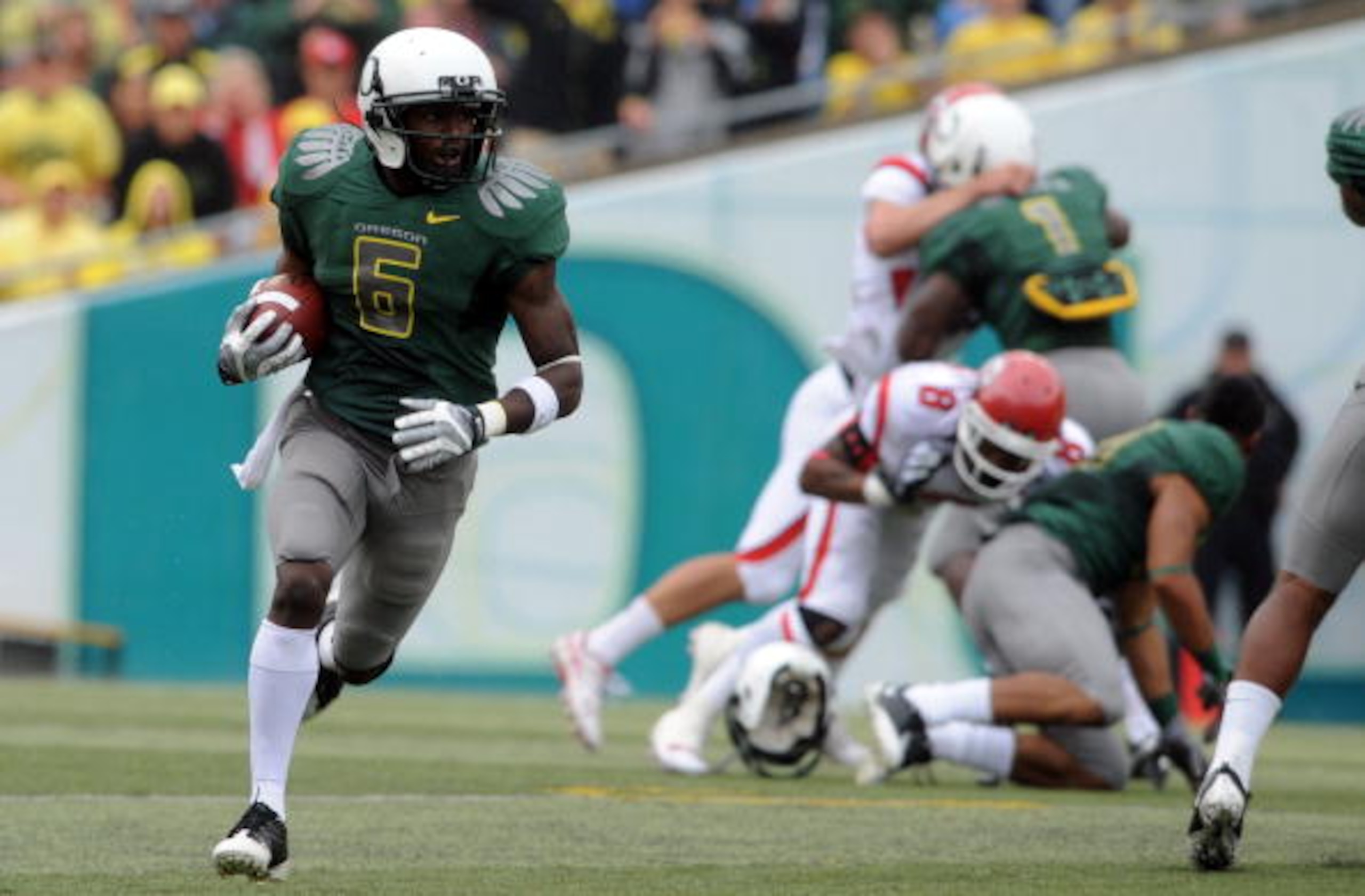 EUGENE, OR - SEPTEMBER 19: Walter Thurmond III #6 of the Oregon Ducks returns a punt for a touchdown in the first quarter of the game against the Utah Utes at Autzen Stadium on September 19, 2009 in Eugene, Oregon. Oregon won the game 31-24.  (Photo by St