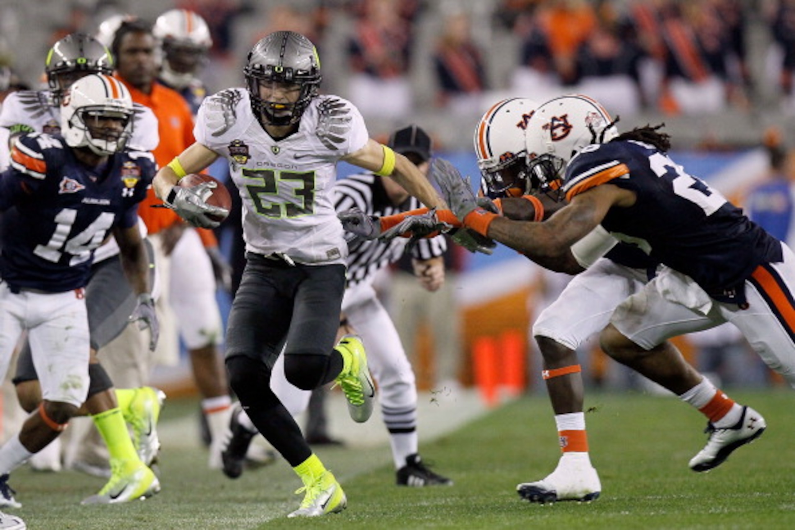 GLENDALE, AZ - JANUARY 10:  Jeff Maehl #23 of the Oregon Ducks runs the ball against the Auburn Tigers in the second quarter of the Tostitos BCS National Championship Game at University of Phoenix Stadium on January 10, 2011 in Glendale, Arizona.  (Photo