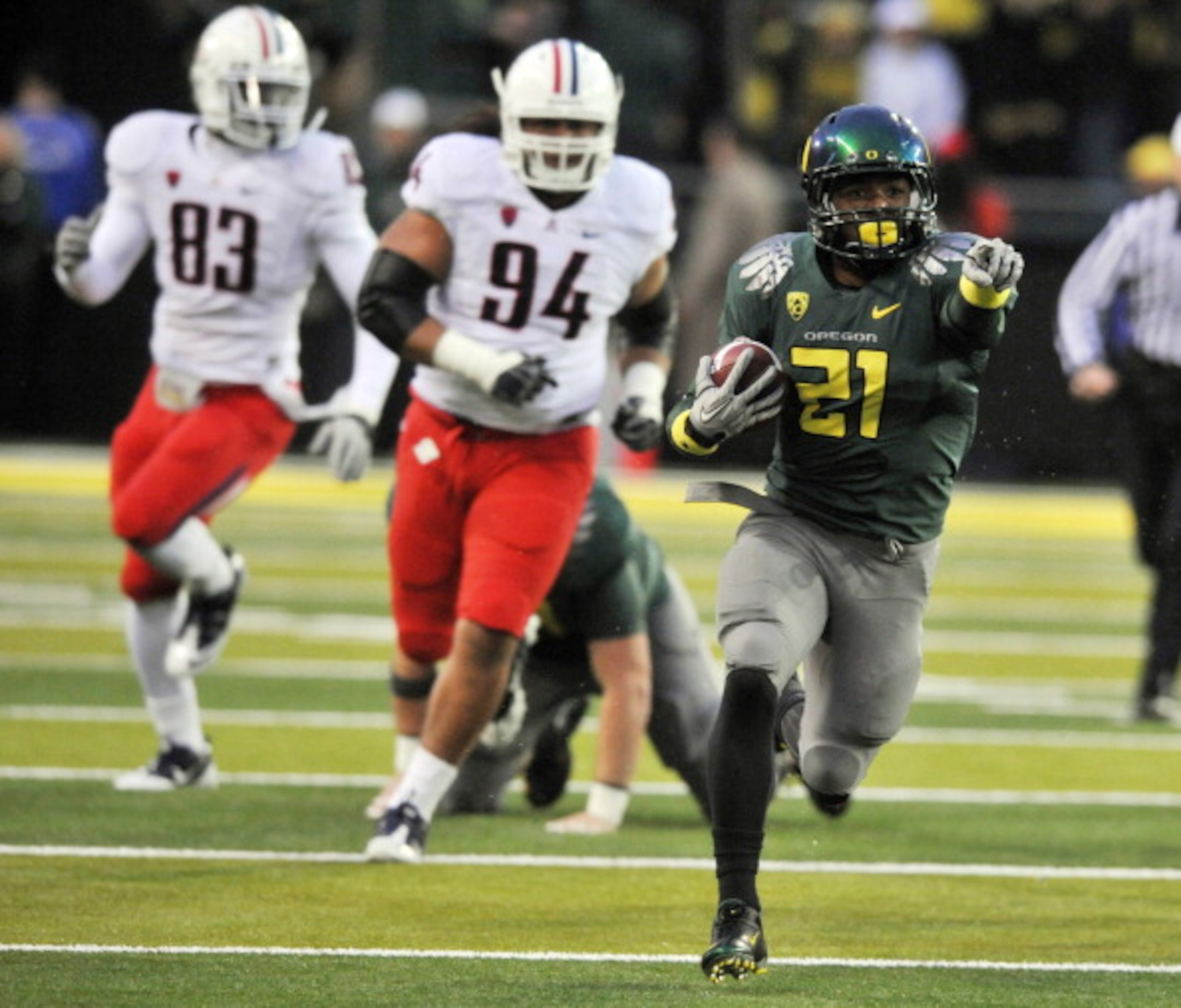 EUGENE, OR - NOVEMBER 26: Running back LaMichael James #21 of the Oregon Ducks runs with the ball in the first quarter of the game against the Arizona Wildcats at Autzen Stadium on November 26, 2010 in Eugene, Oregon. (Photo by Steve Dykes/Getty Images)