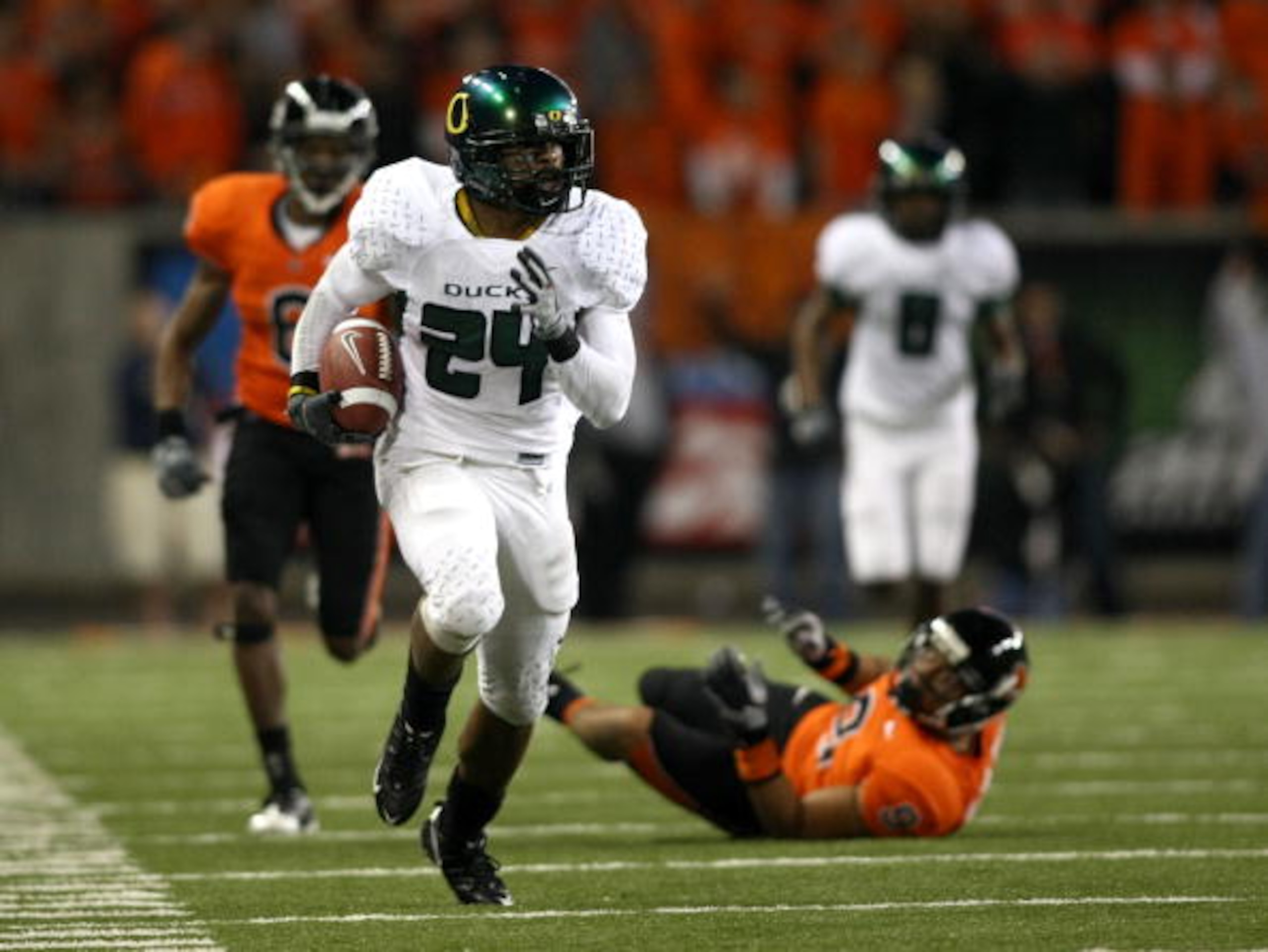 CORVALLIS, OR - NOVEMBER 29:  Jeremiah Johnson #24 of the Oregon Ducks runs for an 83 yard touchdown in the 2nd quarter against the Oregon State Beavers at Reser Stadium on November 29, 2008 in Corvalis, Oregon.  (Photo by Jonathan Ferrey/Getty Images)