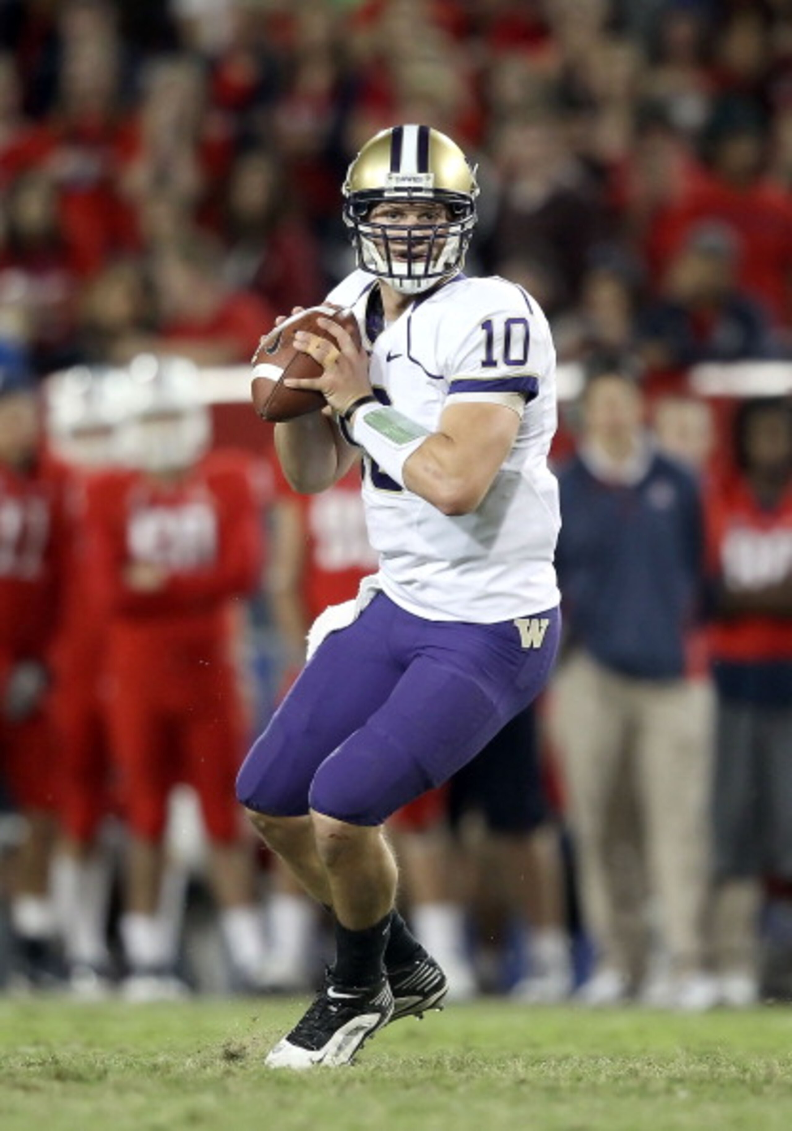 TUCSON, AZ - OCTOBER 23: Quarterback Jake Locker #10 of the Washington Huskies drops back to pass during the college football game against the Arizona Wildcats at Arizona Stadium on October 23, 2010 in Tucson, Arizona. The Wildcats defeated the Huskies 4 TUCSON, AZ - OCTOBER 23: Quarterback Jake Locker #10 of the Washington Huskies drops back to pass during the college football game against the Arizona Wildcats at Arizona Stadium on October 23, 2010 in Tucson, Arizona. The Wildcats defeated the Huskies 4