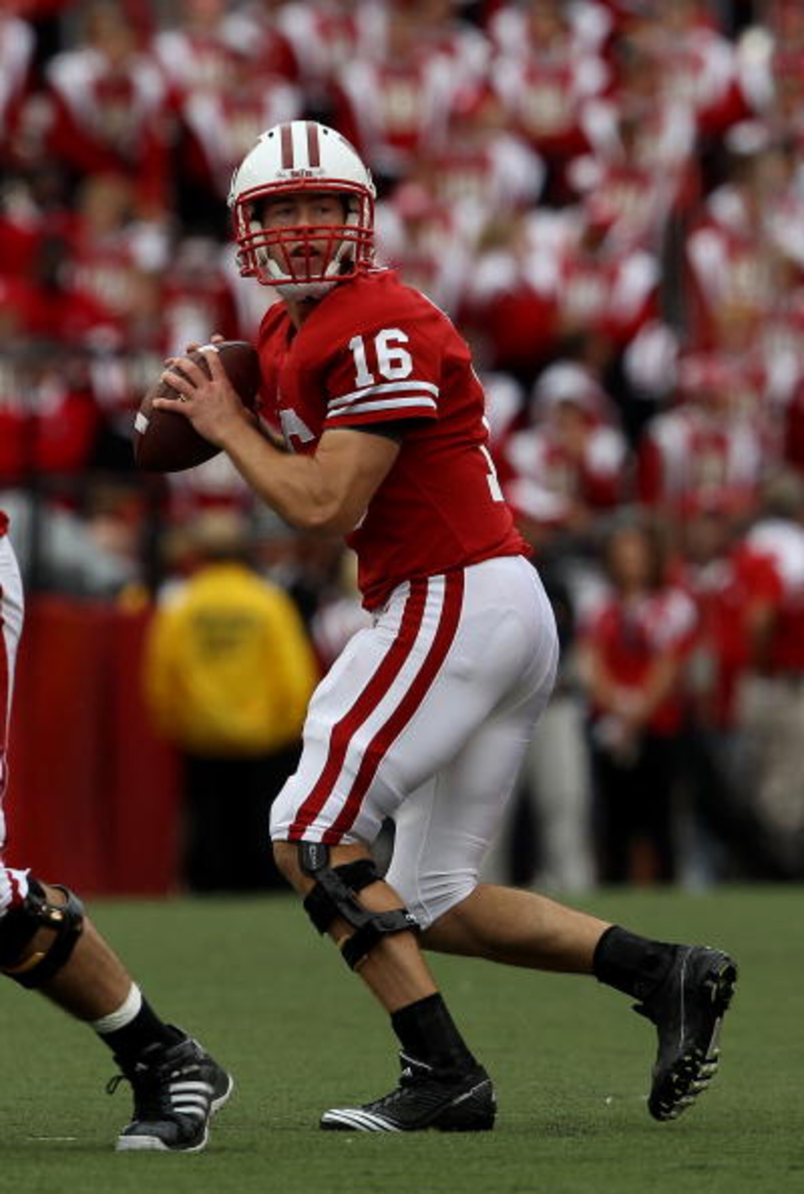 MADISON, WI - SEPTEMBER 18: Scott Tolzien #16 of the Wisconsin Badgers looks for a receiver against the Arizona State Sun Devils at Camp Randall Stadium on September 18, 2010 in Madison, Wisconsin. Wisconsin defeated Arizona State 20-19. (Photo by Jonatha MADISON, WI - SEPTEMBER 18: Scott Tolzien #16 of the Wisconsin Badgers looks for a receiver against the Arizona State Sun Devils at Camp Randall Stadium on September 18, 2010 in Madison, Wisconsin. Wisconsin defeated Arizona State 20-19. (Photo by Jonatha