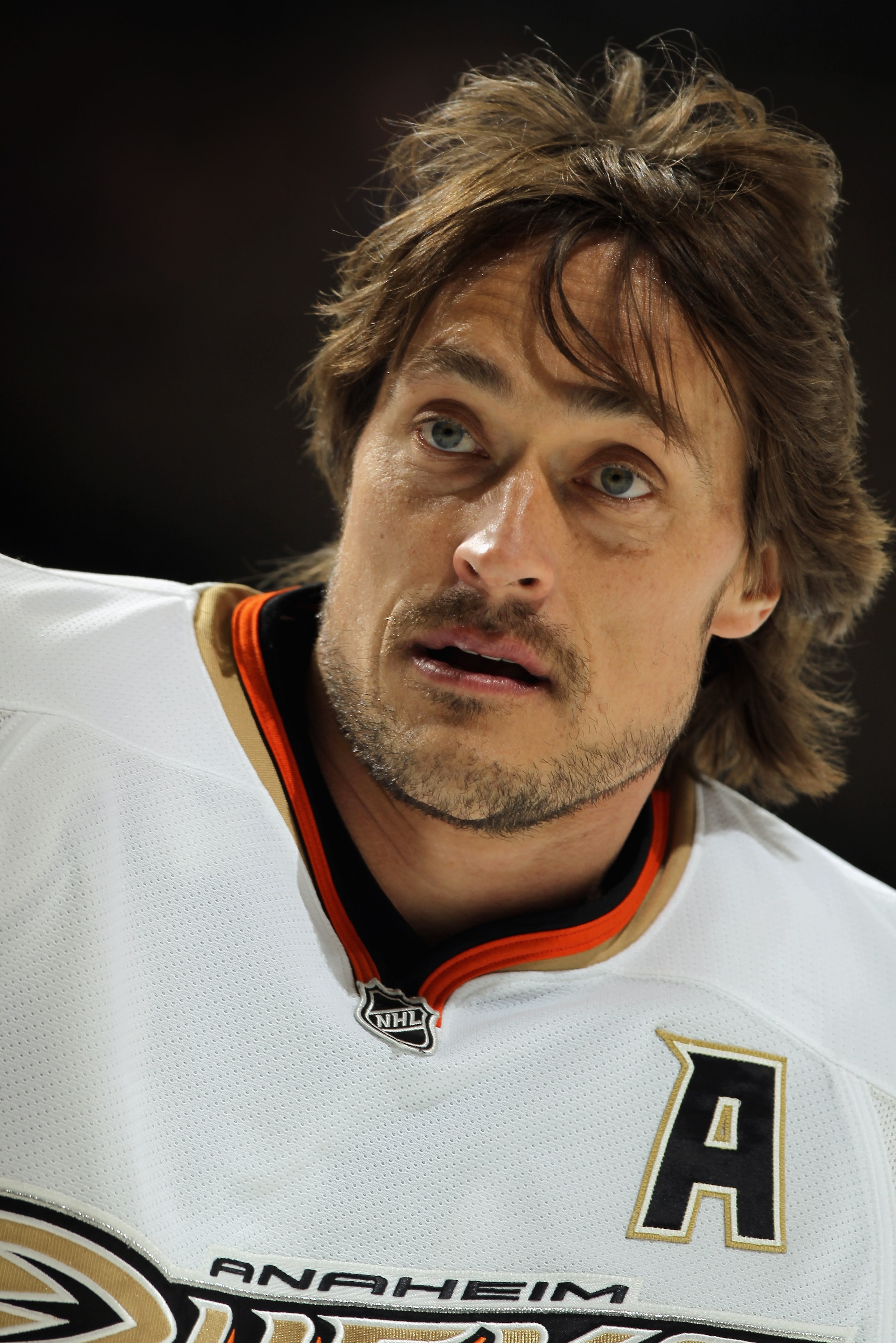 DENVER, CO - MARCH 11:  Teemu Selanne #8 of the Anaheim Ducks warms up prior to facing the Colorado Avalanche during NHL action at the Pepsi Center on March 11, 2011 in Denver, Colorado.  (Photo by Doug Pensinger/Getty Images)