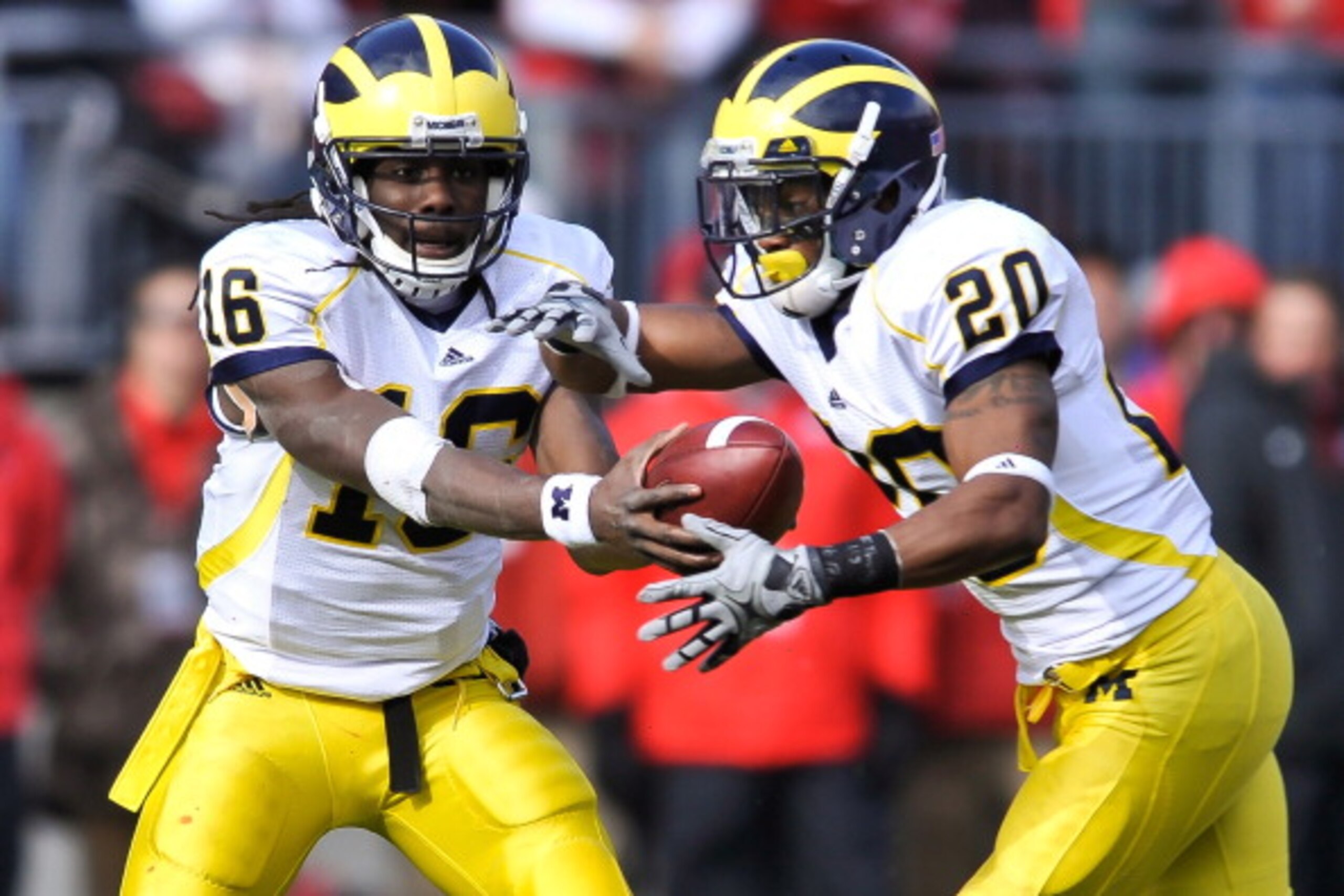 COLUMBUS, OH - NOVEMBER 27:  Quarterback Denard Robinson #16 of the Michigan Wolverines hands off to Michael Shaw #20 of the Michigan Wolverines against the Ohio State Buckeyes at Ohio Stadium on November 27, 2010 in Columbus, Ohio.  (Photo by Jamie Sabau