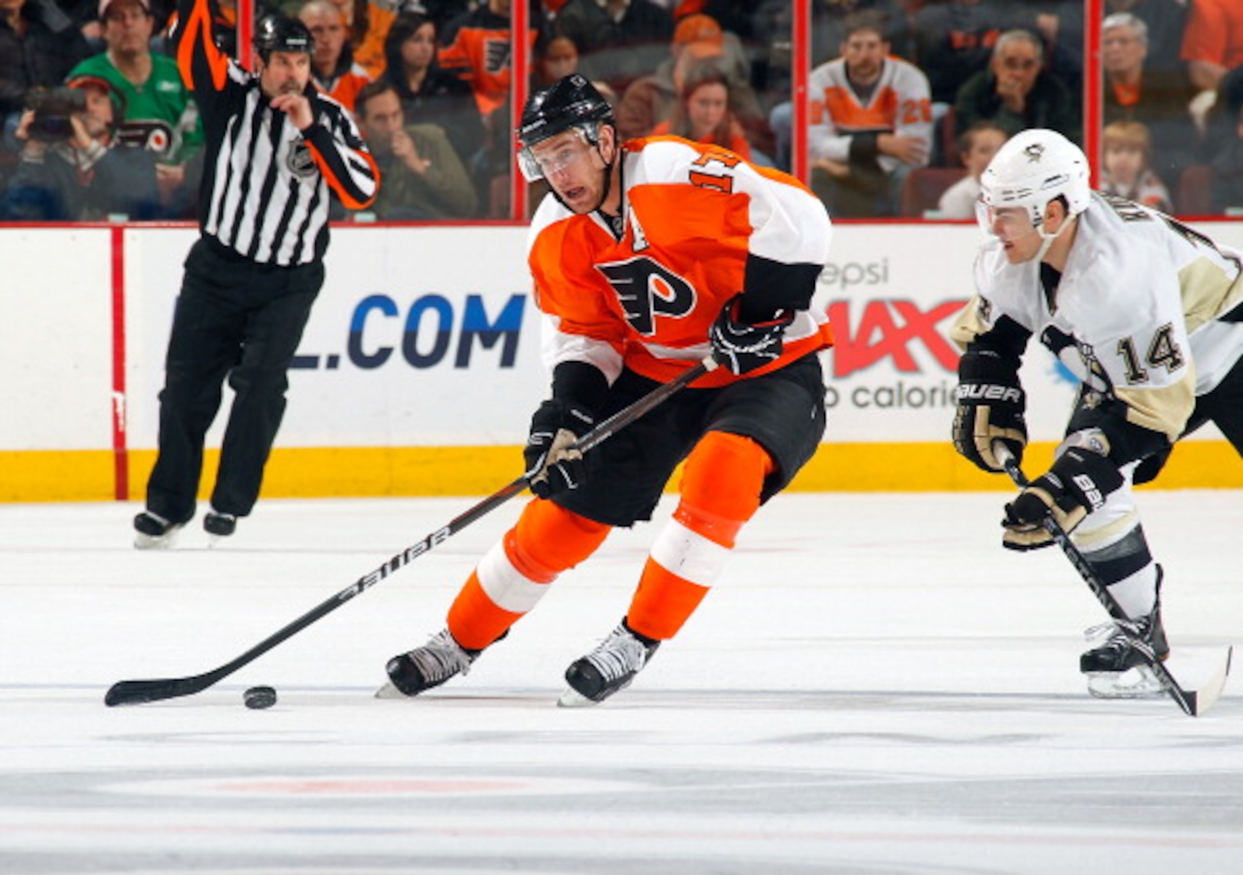 PHILADELPHIA - MARCH 24: Jeff Carter #17 Philadelphia Flyers in action  during a game against the Pittsburgh Penguins on March 24, 2011 at the Wells Fargo Center in Philadelphia, Pennsylvania.  (Photo by Lou Capozzola/Getty Images)