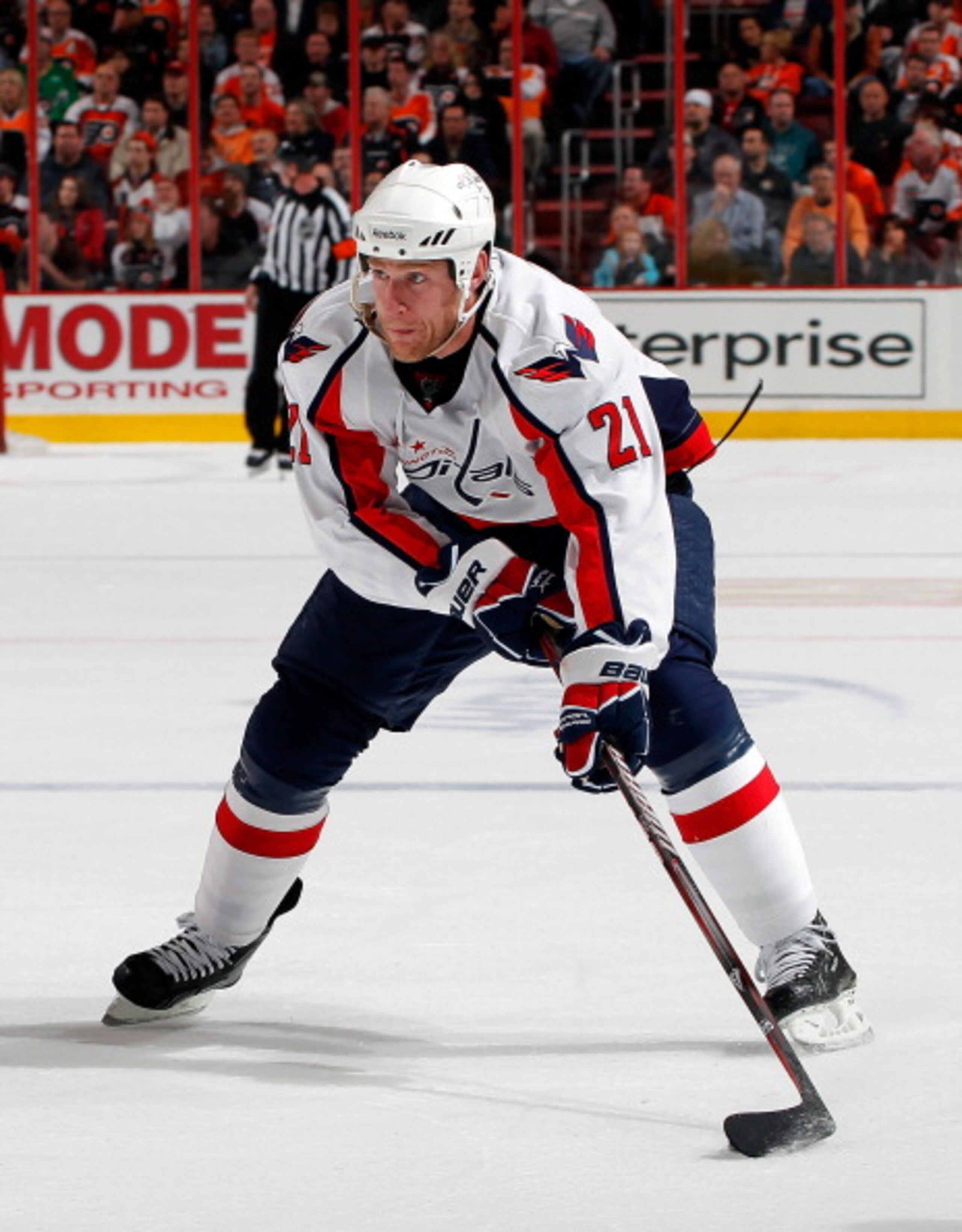 PHILADELPHIA, PA - MARCH 22:  Brooks Laich #21 of the Washington Capitals skates during an NHL hockey game against the Philadelphia Flyers at the Wells Fargo Center on March 22, 2011 in Philadelphia, Pennsylvania.  (Photo by Paul Bereswill/Getty Images)