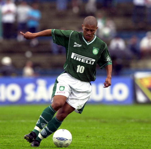 09 Feb 2002:  Alex of Palmeiras in action during the Rio-Sao Paulo Championship match between Palmeiras and Santos, played at the Parque Antartica Stadium, Sao Paulo.   DIGITAL IMAGE Mandatory credit: Renato Pizzutto/FOTOSIT Mandatory Credit: Allsport UK/