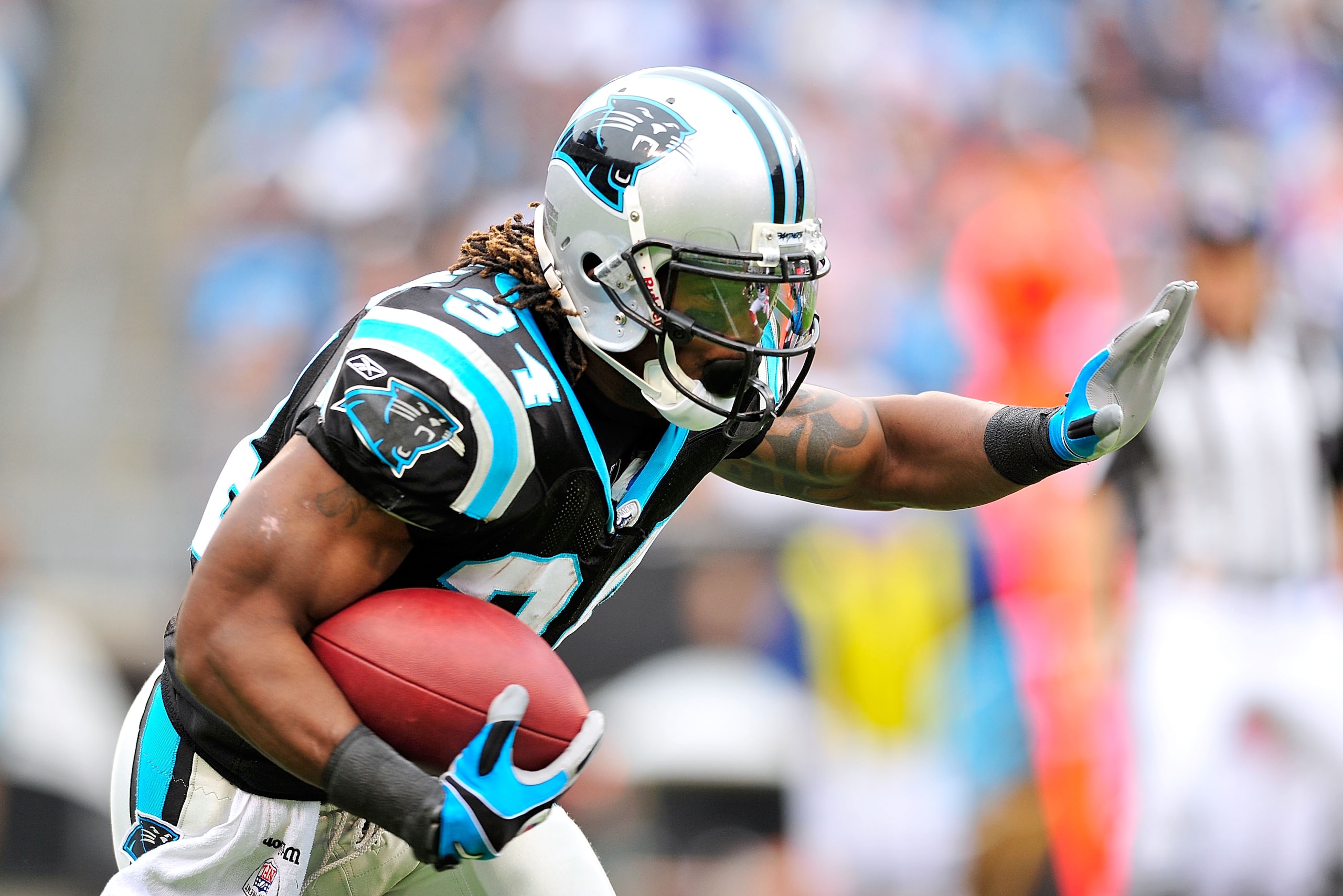 CHARLOTTE, NC - OCTOBER 25:  DeAngelo Williams #34 of the Carolina Panthers runs against the Buffalo Bills at Bank of America Stadium on October 25, 2009 in Charlotte, North Carolina.  (Photo by Grant Halverson/Getty Images)