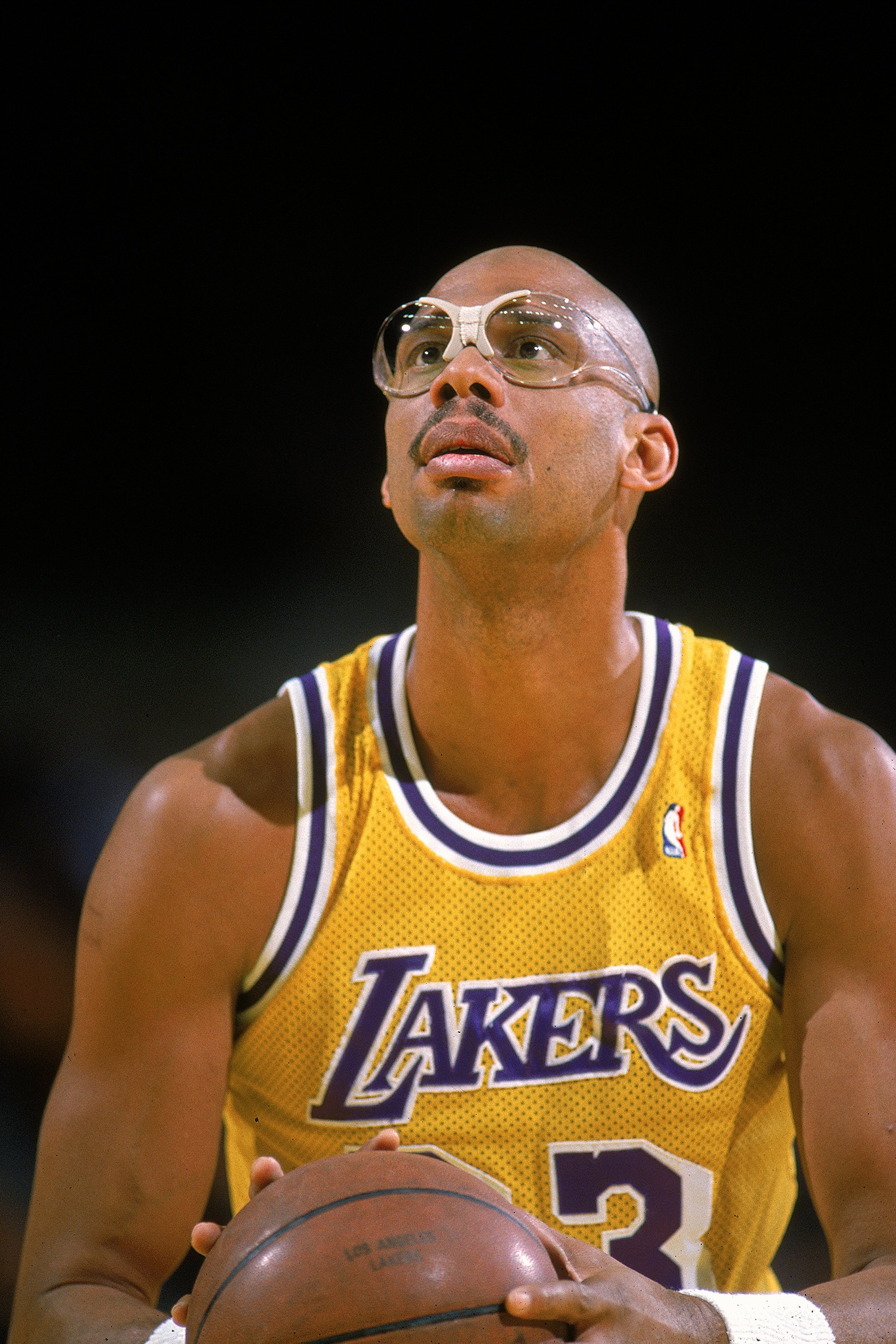 1989: Kareem Abdul- Jabbar of the Los Angeles Lakers makes a free throw during a game.  Mandatory Credit: Stephen Dunn  /Allsport