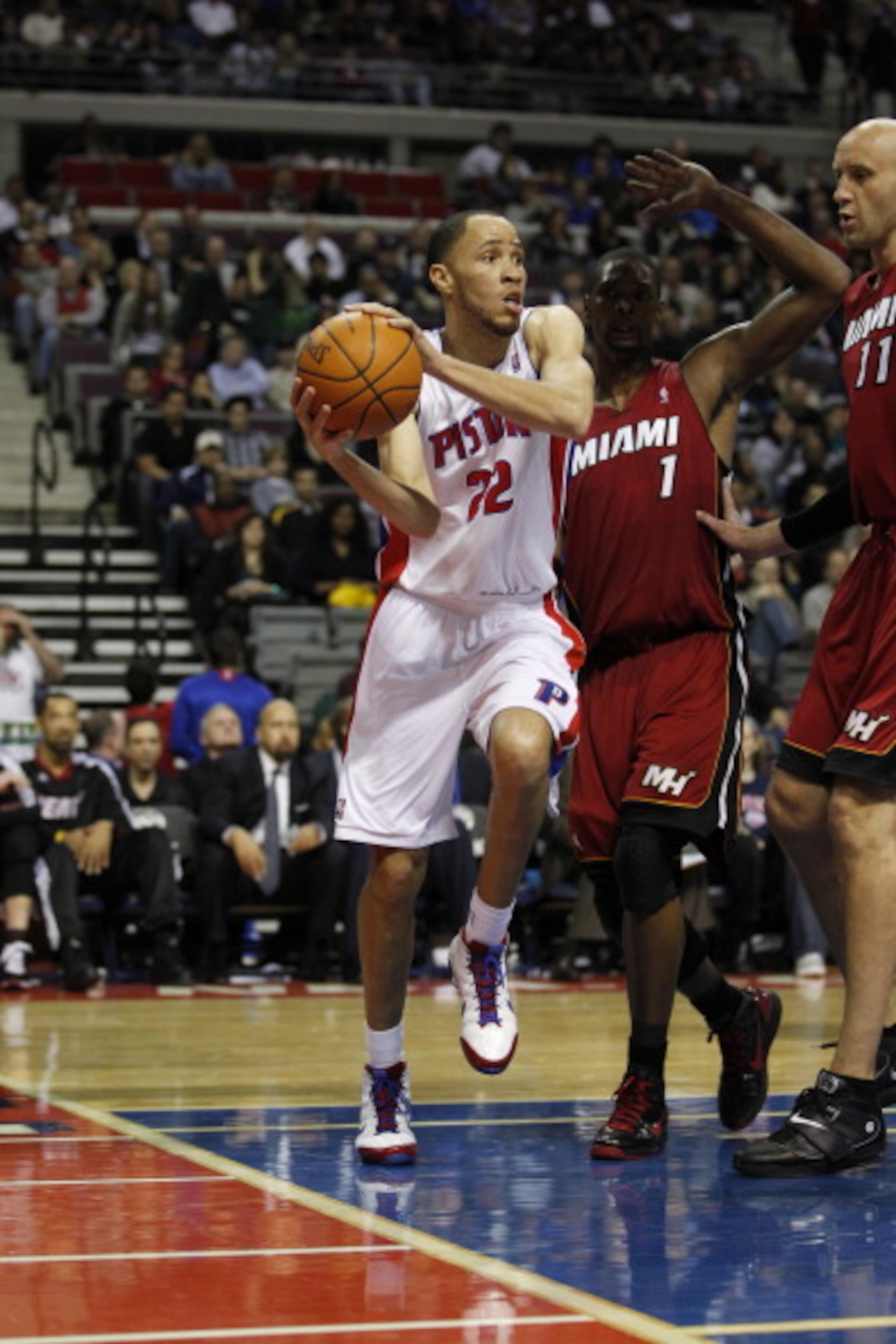AUBURN HILLS, MI - FEBRUARY 11:  Tayshaun Prince #22 of the Detroit Pistons llooks to pass while playing the Miami Heat at The Palace of Auburn Hills on February 11, 2011 in Auburn Hills, Michigan. Miami won the game 106-92.  (Photo by Gregory Shamus/Gett