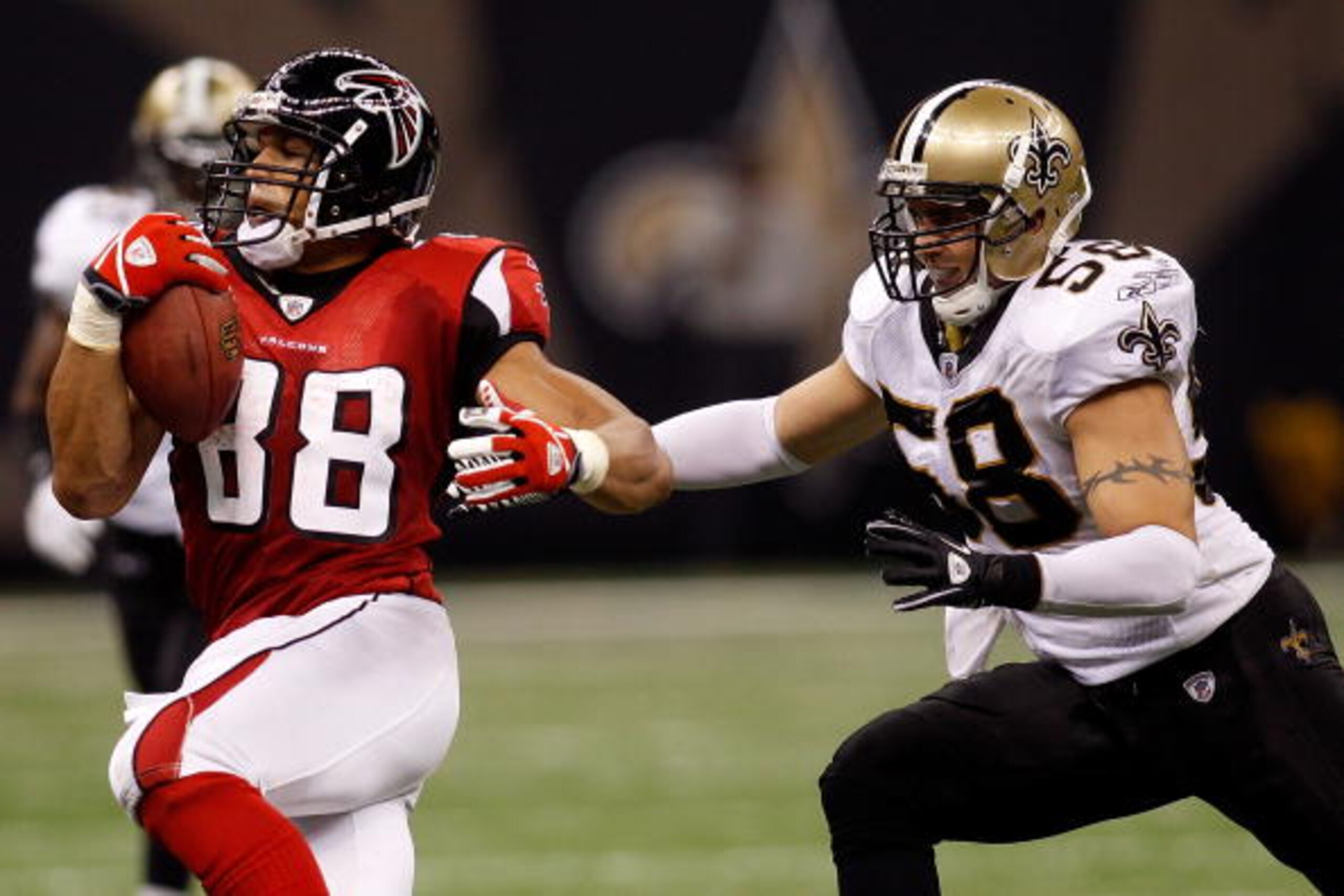 NEW ORLEANS - SEPTEMBER 26:  Tony Gonzalez #88 of the Atlanta Falcons avoids a tackle by Scott Shanle #58 of the New Orleans Saints at the Louisiana Superdome on September 26, 2010 in New Orleans, Louisiana.  The Falcons defeated the Saints 27-24.  (Photo