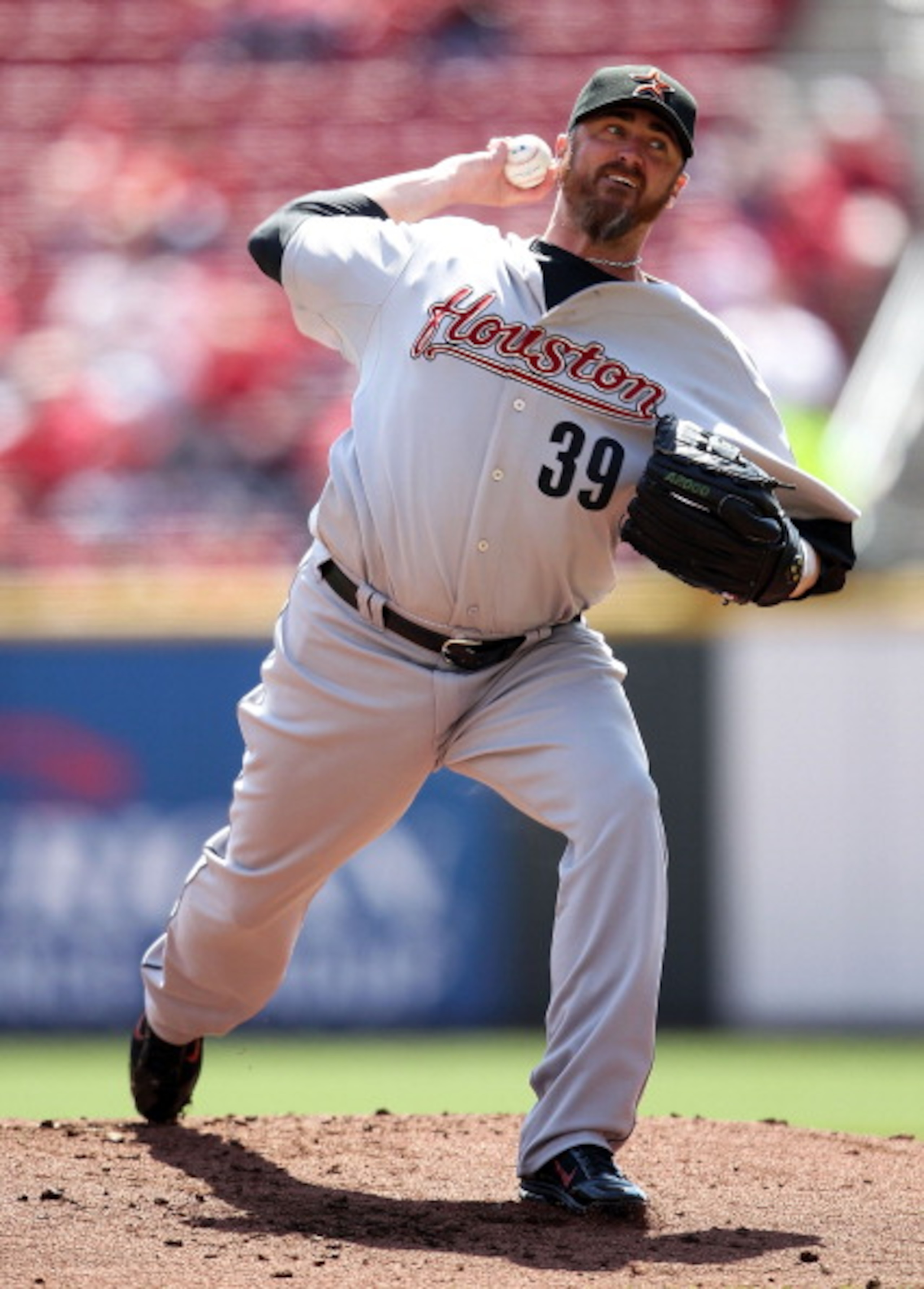 CINCINNATI, OH - APRIL 07:  Brett Myers #39 of the Houston Astros throws a pitch during the game against the Cincinnati Reds at Great American Ball Park on April 7, 2011 in Cincinnati, Ohio.  (Photo by Andy Lyons/Getty Images)