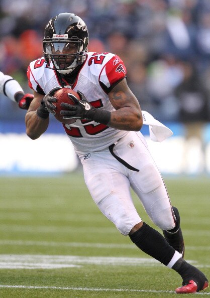 SEATTLE, WA - DECEMBER 19:  Safety William Moore #25 of the Atlanta Falcons returns an interception against the Seattle Seahawks at Qwest Field on December 19, 2010 in Seattle, Washington. The Falcons defeated the Seahawks 34-18. (Photo by Otto Greule Jr/