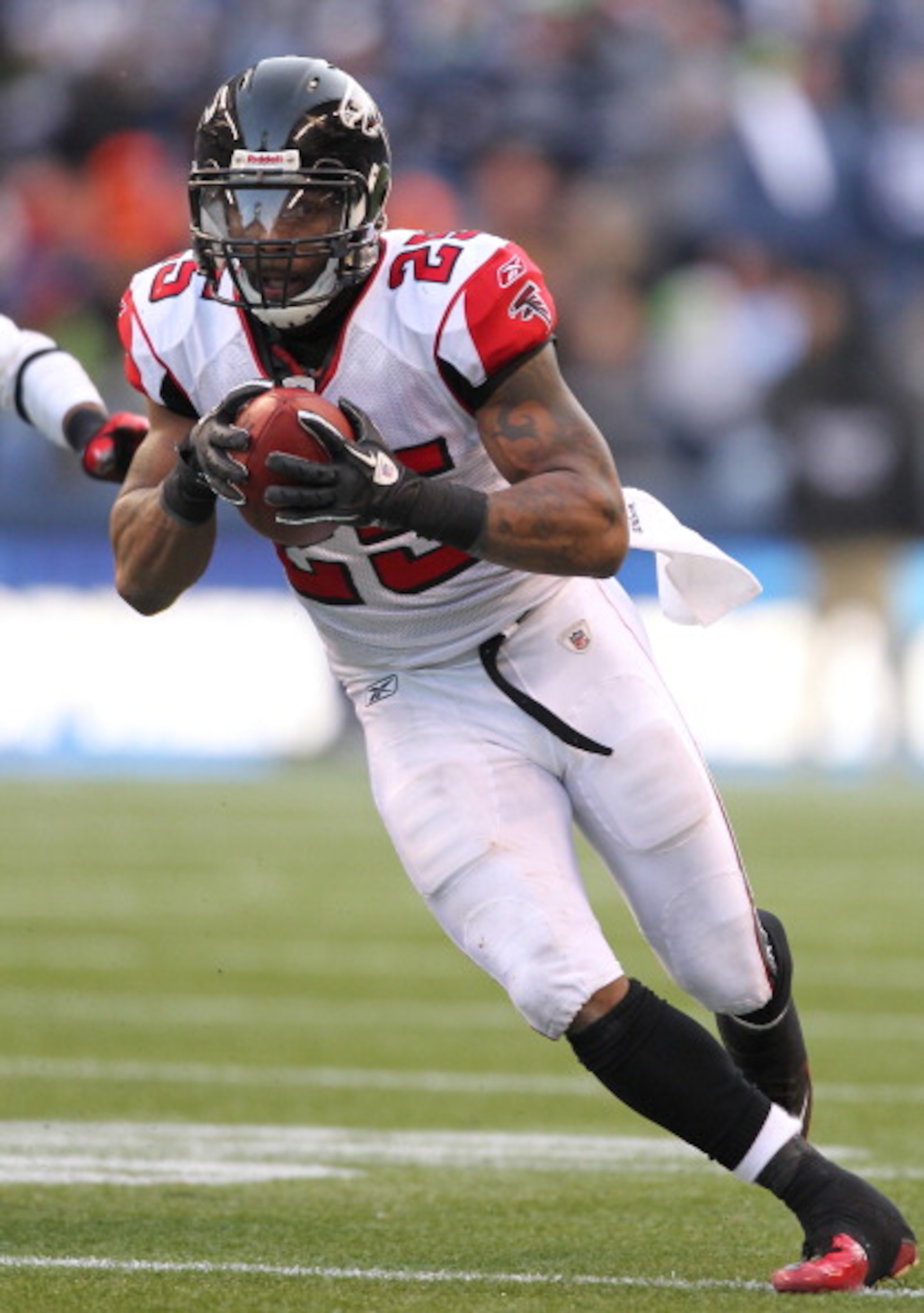 SEATTLE, WA - DECEMBER 19:  Safety William Moore #25 of the Atlanta Falcons returns an interception against the Seattle Seahawks at Qwest Field on December 19, 2010 in Seattle, Washington. The Falcons defeated the Seahawks 34-18. (Photo by Otto Greule Jr/