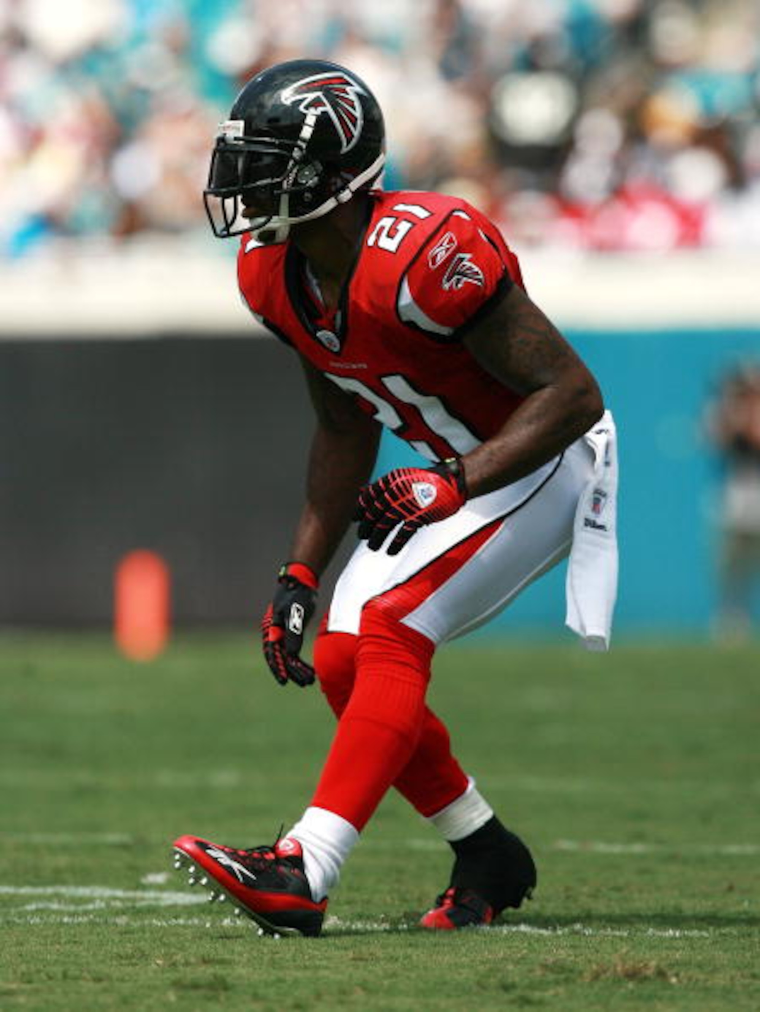 JACKSONVILLE, FL - SEPTEMBER 16:  Cornerback DeAngelo Hall #21 of the Atlanta Falcons defends against Jacksonville Jaguars the at Alltel Stadium on September 16, 2007 in Jacksonville, Florida. The Jaguars defeated the Falcons 13-7.  (Photo by Doug Benc/Ge