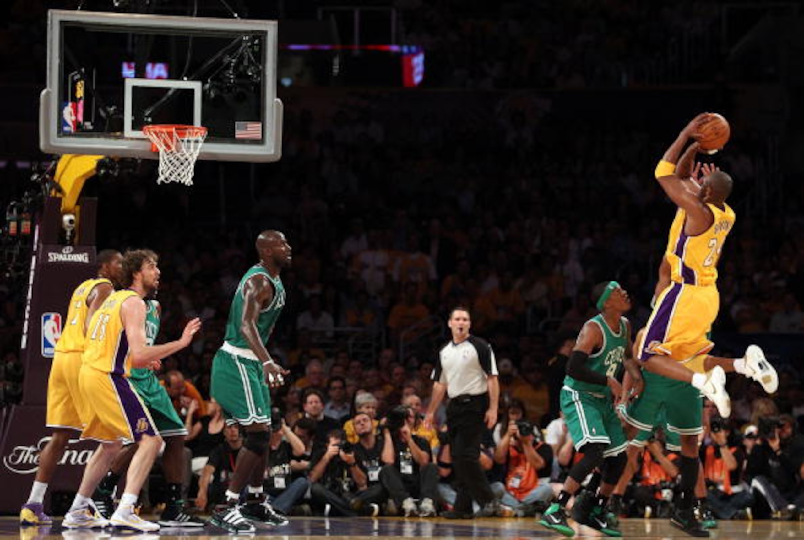 LOS ANGELES, CA - JUNE 15:  Kobe Bryant #24 of the Los Angeles Lakers shoots the ball while taking on the Boston Celtics in Game Six of the 2010 NBA Finals at Staples Center on June 15, 2010 in Los Angeles, California.  NOTE TO USER: User expressly acknow