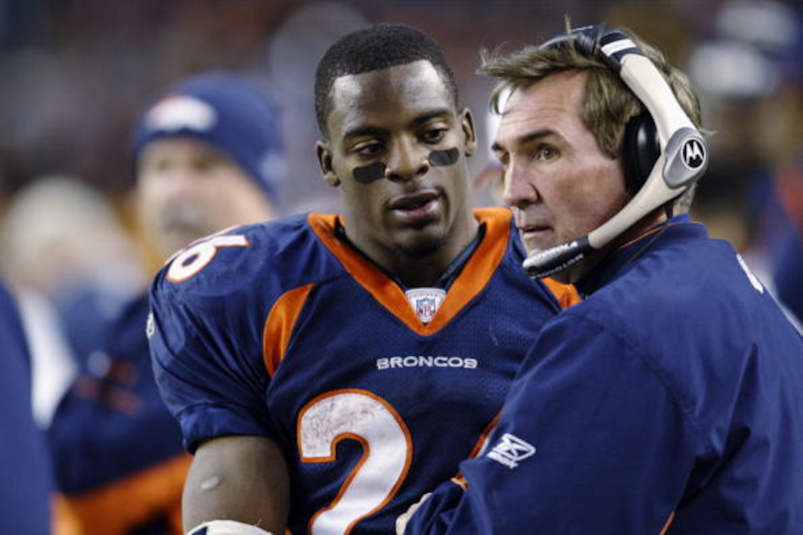 DENVER - DECEMBER 29:  Running back Clinton Portis #26 of the Denver Broncos gets a pat on the back from head coach Mike Shanahan after scoring two touchdowns and rushing for 228 yards during the game against the Arizona Cardinals at Invesco Field at Mile