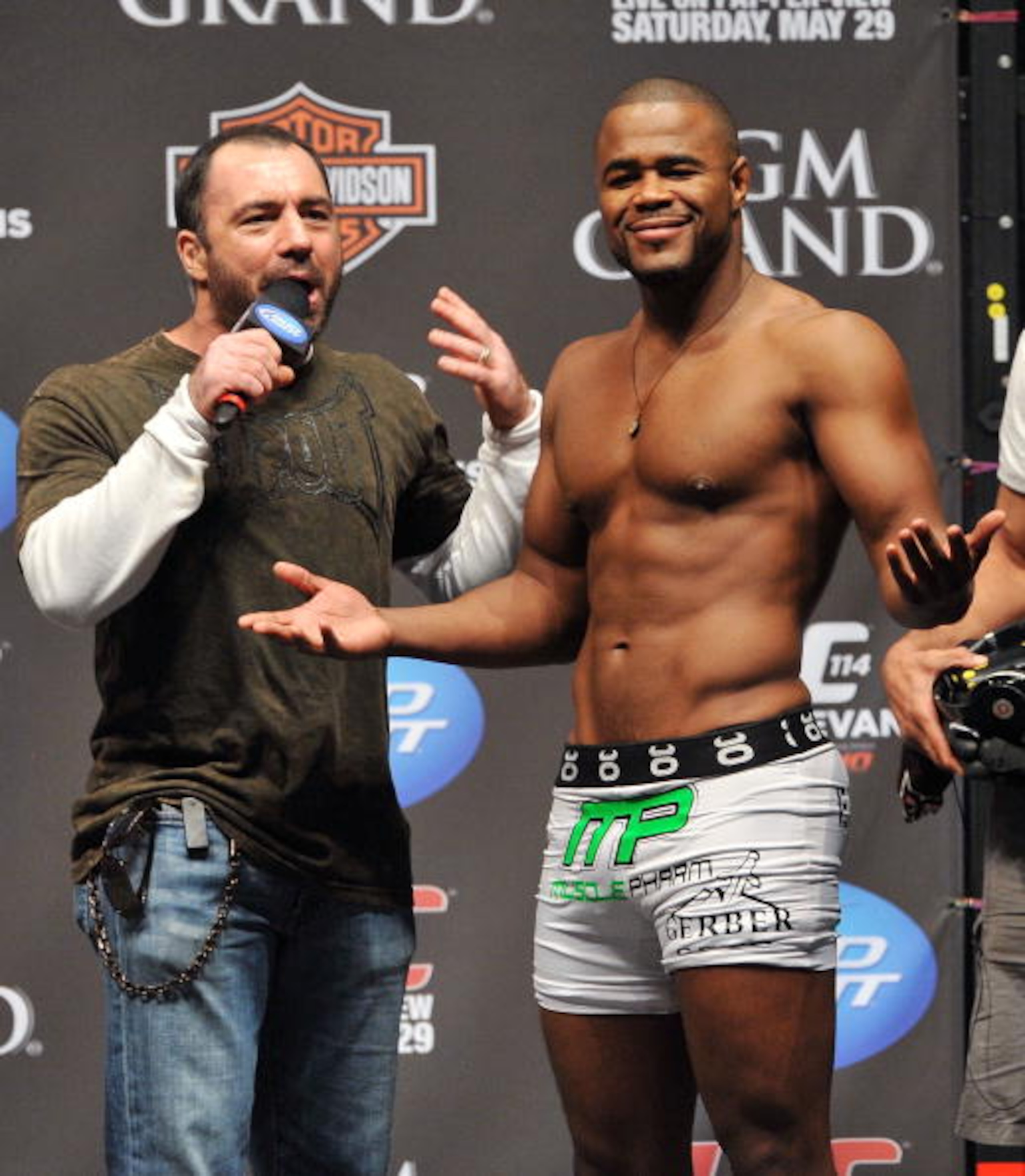 LAS VEGAS - MAY 28: UFC fighter Rashad Evans (R) reacts to the crowd while speaking to UFC announcer Joe Rogan (L) about his fight against UFC fighter Quinton 'Rampage' Jackson at UFC 114: Rampage versus Rashad at the Mandalay Bay Hotel on May 28, 2010 i LAS VEGAS - MAY 28: UFC fighter Rashad Evans (R) reacts to the crowd while speaking to UFC announcer Joe Rogan (L) about his fight against UFC fighter Quinton 'Rampage' Jackson at UFC 114: Rampage versus Rashad at the Mandalay Bay Hotel on May 28, 2010 i