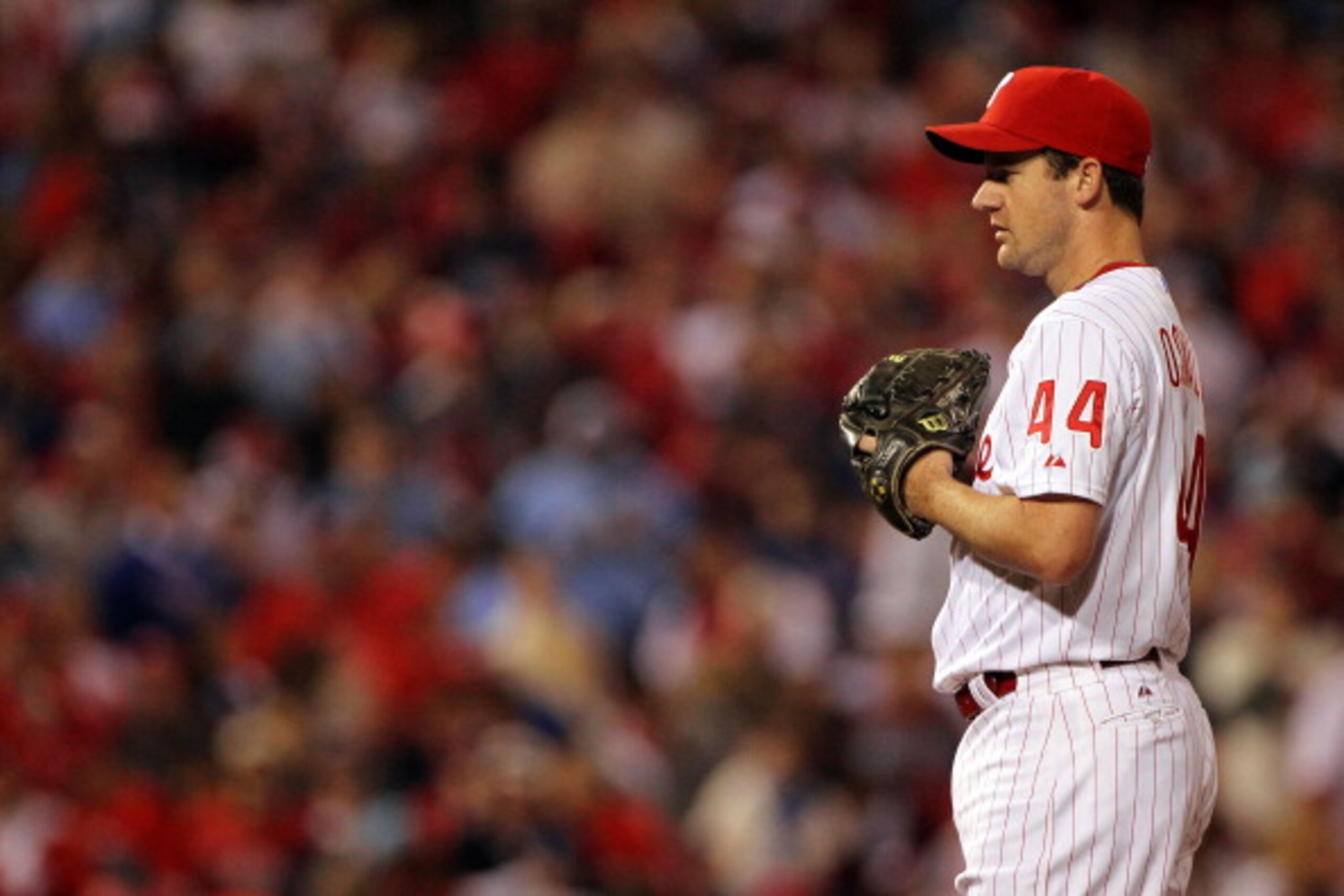 PHILADELPHIA - OCTOBER 23:  Roy Oswalt #44 of the Philadelphia Phillies gets set against the San Francisco Giants in Game Six of the NLCS during the 2010 MLB Playoffs at Citizens Bank Park on October 23, 2010 in Philadelphia, Pennsylvania.  (Photo by Doug
