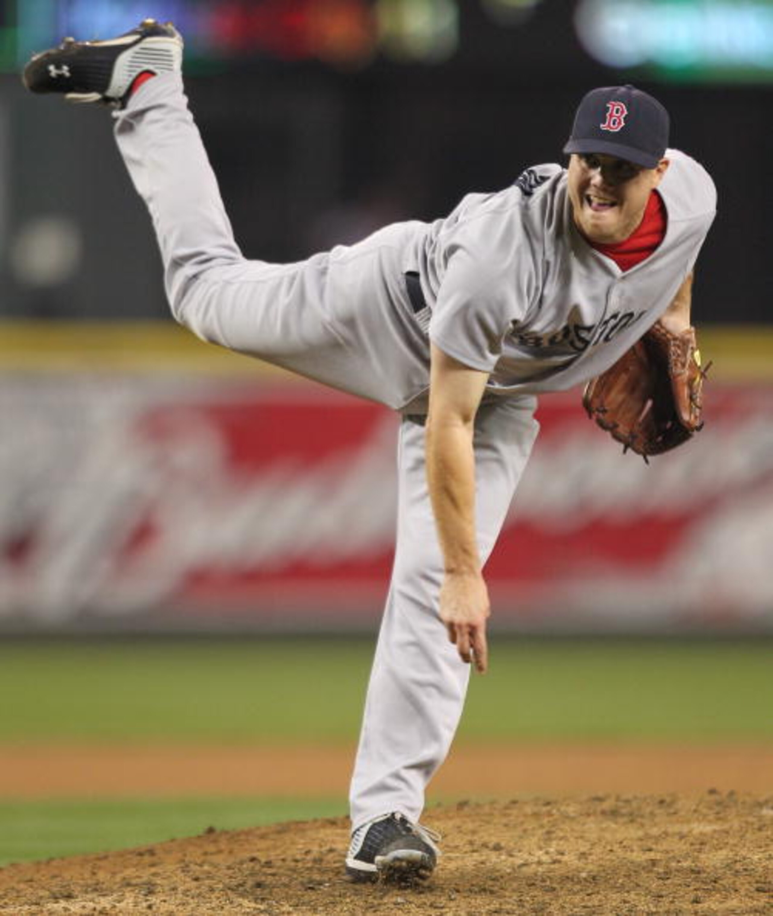 SEATTLE - SEPTEMBER 14:  Closing pitcher Jonathan Papelbon #58 of the Boston Red Sox pitches against the Seattle Mariners at Safeco Field on September 14, 2010 in Seattle, Washington. The Red Sox won 9-6. (Photo by Otto Greule Jr/Getty Images)