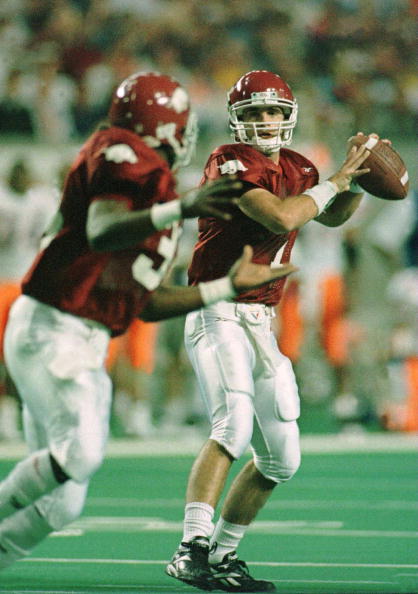 2 Dec 1995: QUARTERBACK BARRY LUNNEY JR #7 OF ARKANSAS SEARCHES FOR TAILBACK MADRE HILL #34 IN THE FIRST QUARTER AGAINST FLORIDA DURING THE SOUTHEASTERN CHAMPIONSHIP GAME PLAY AT THE GEORGIA DOME IN ATLANTA, GEORGIA.