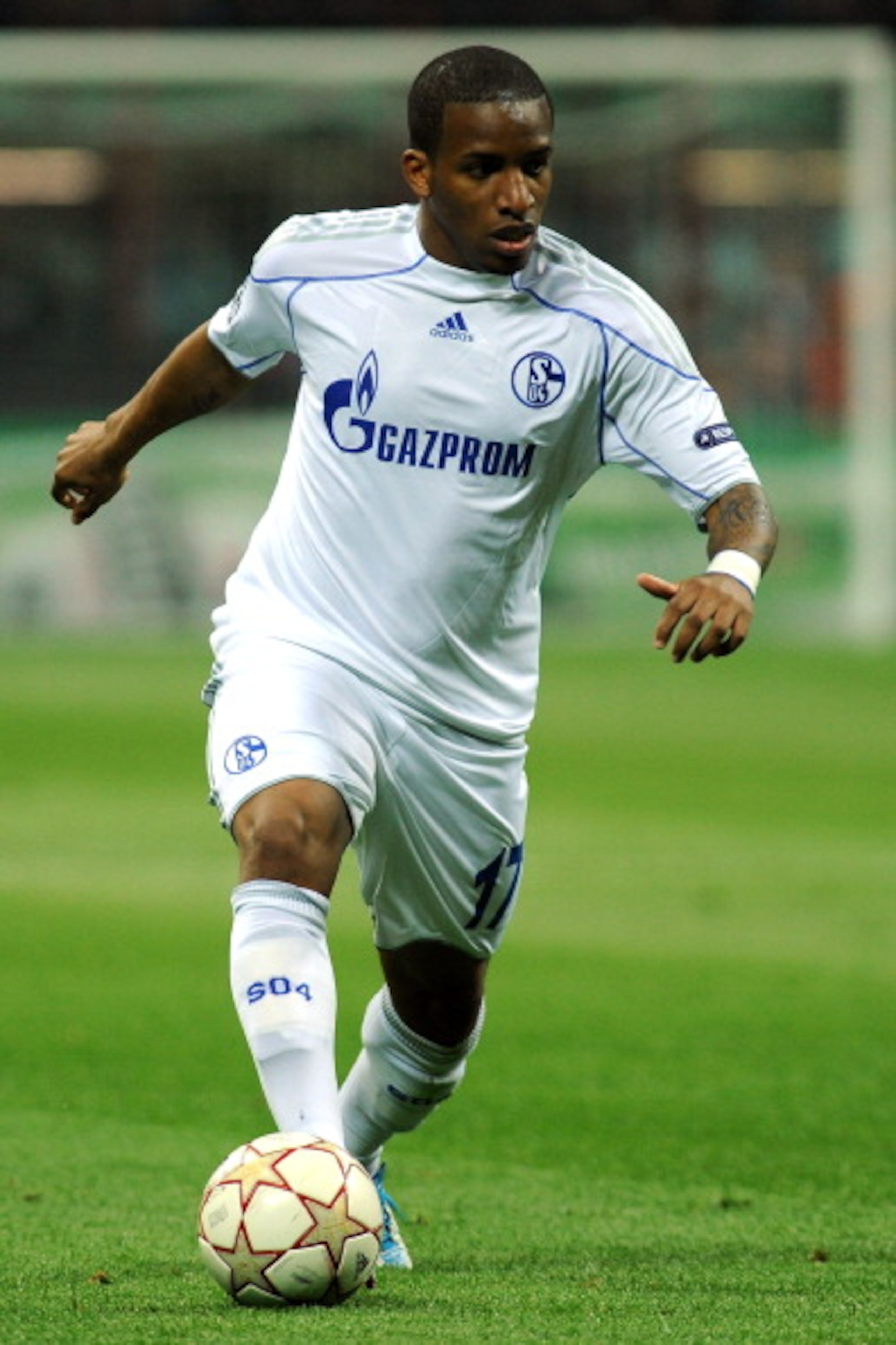 MILAN, ITALY - APRIL 05:  Jefferson Farfan of Schalke 04 runs with the ball during the UEFA Champions League Quarter Final match between FC Internazionale Milano and Schalke 04 at San Siro Stadium on April 5, 2011 in Milan, Italy.  (Photo by Valerio Penni