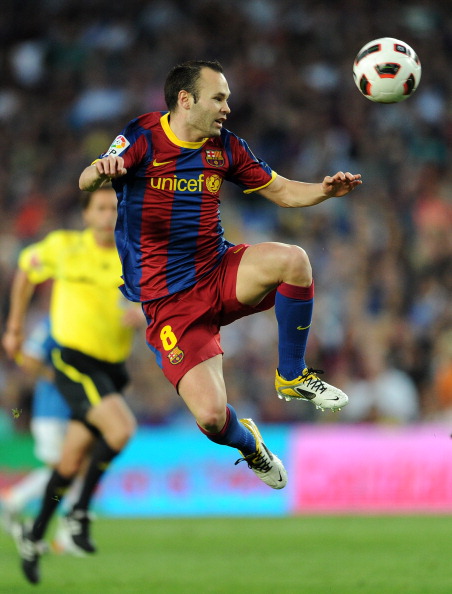 BARCELONA, SPAIN - APRIL 09:  Andres Iniesta of Barcelona controls a high ball during the la Liga match between FC Barcelona and UD Almeria at the Camp Nou stadium on April 9, 2011 in Barcelona, Spain.  (Photo by Jasper Juinen/Getty Images)