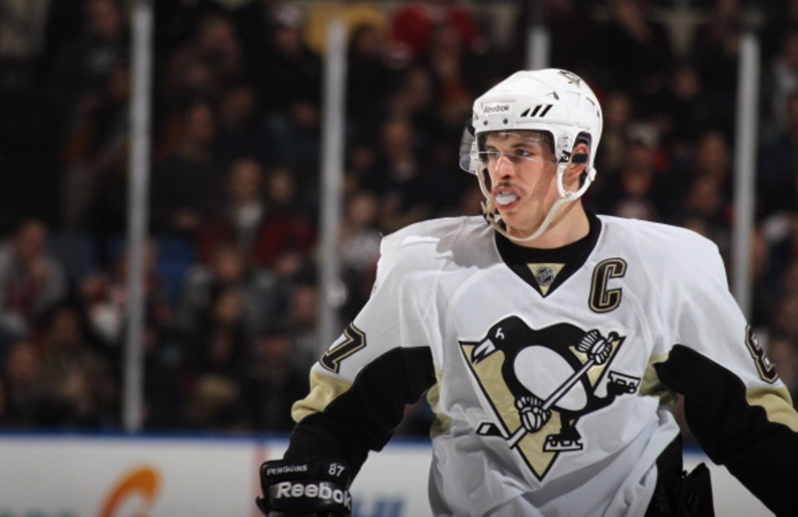 UNIONDALE, NY - DECEMBER 29:  Sidney Crosby #87 of the Pittsburgh Penguins skates against the New York Islanders at the Nassau Coliseum on December 29, 2010 in Uniondale, New York.  (Photo by Bruce Bennett/Getty Images)