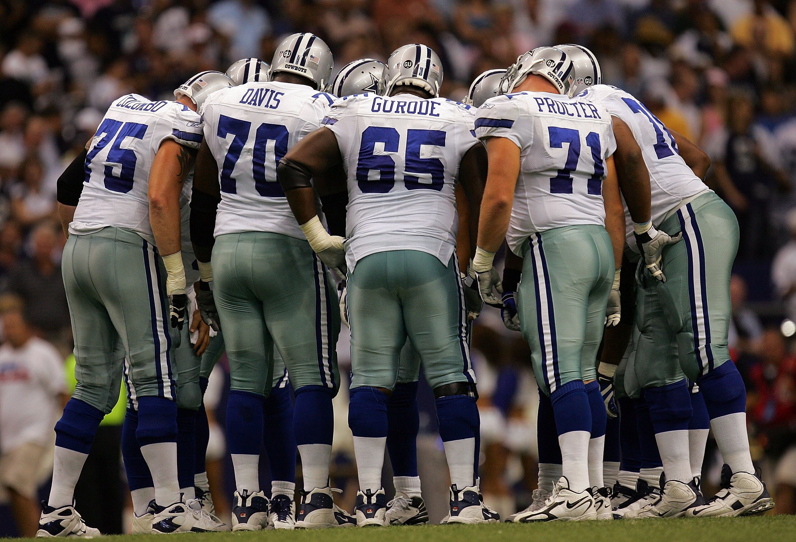 DALLAS - SEPTEMBER 15:  The Dallas Cowboys offensive line during play against the Philadelphia Eagles at Texas Stadium on September 15, 2008 in Irving, Texas.  (Photo by Ronald Martinez/Getty Images)