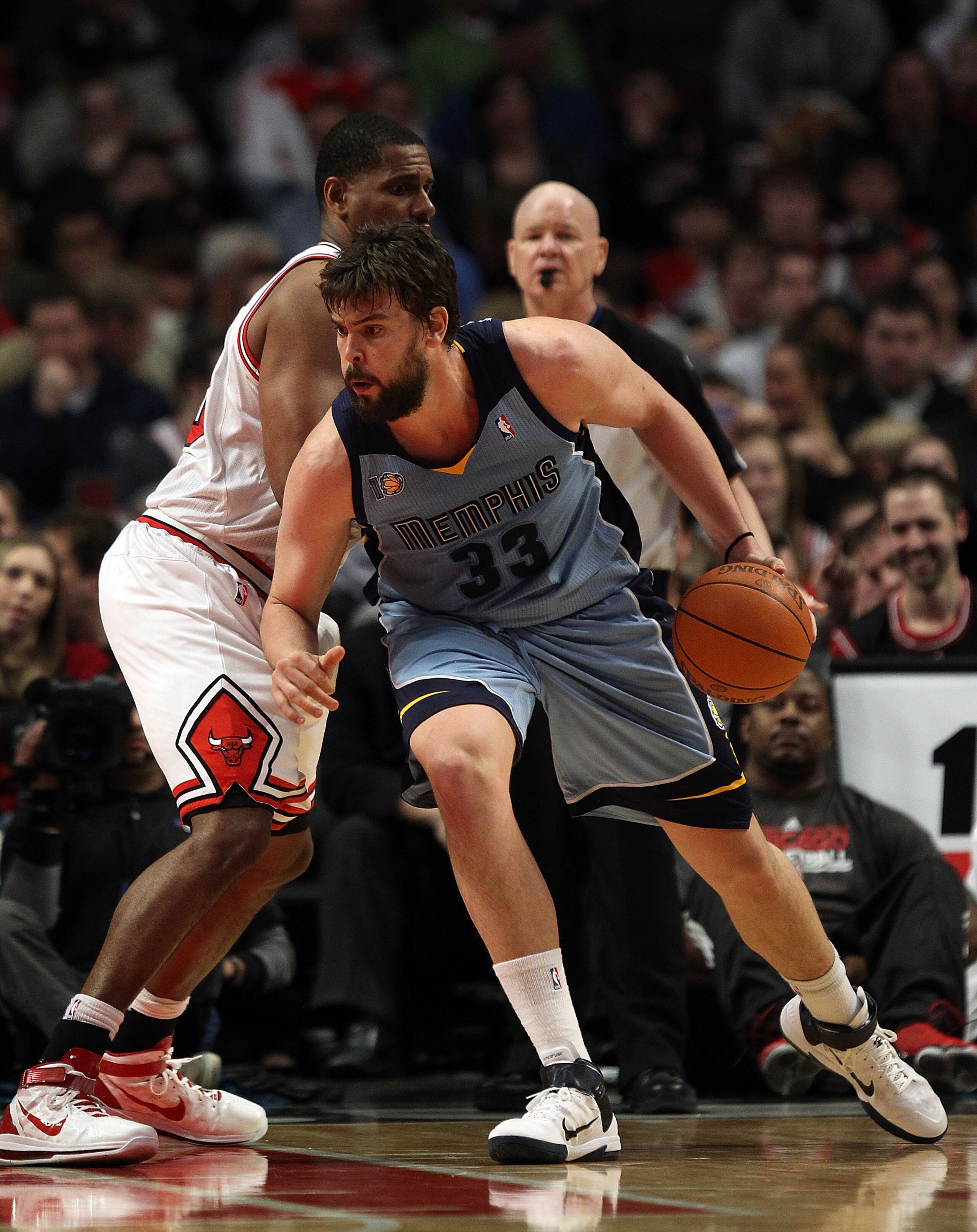 CHICAGO, IL - MARCH 25: Marc Gasol #33 of the Memphis Grizzlies drives against Kurt Thomas #40 of the Chicago Bulls at the United Center on March 25, 2011 in Chicago, Illinois. The Bulls defeated the Grizzlies 99-96. NOTE TO USER: User expressly acknowled