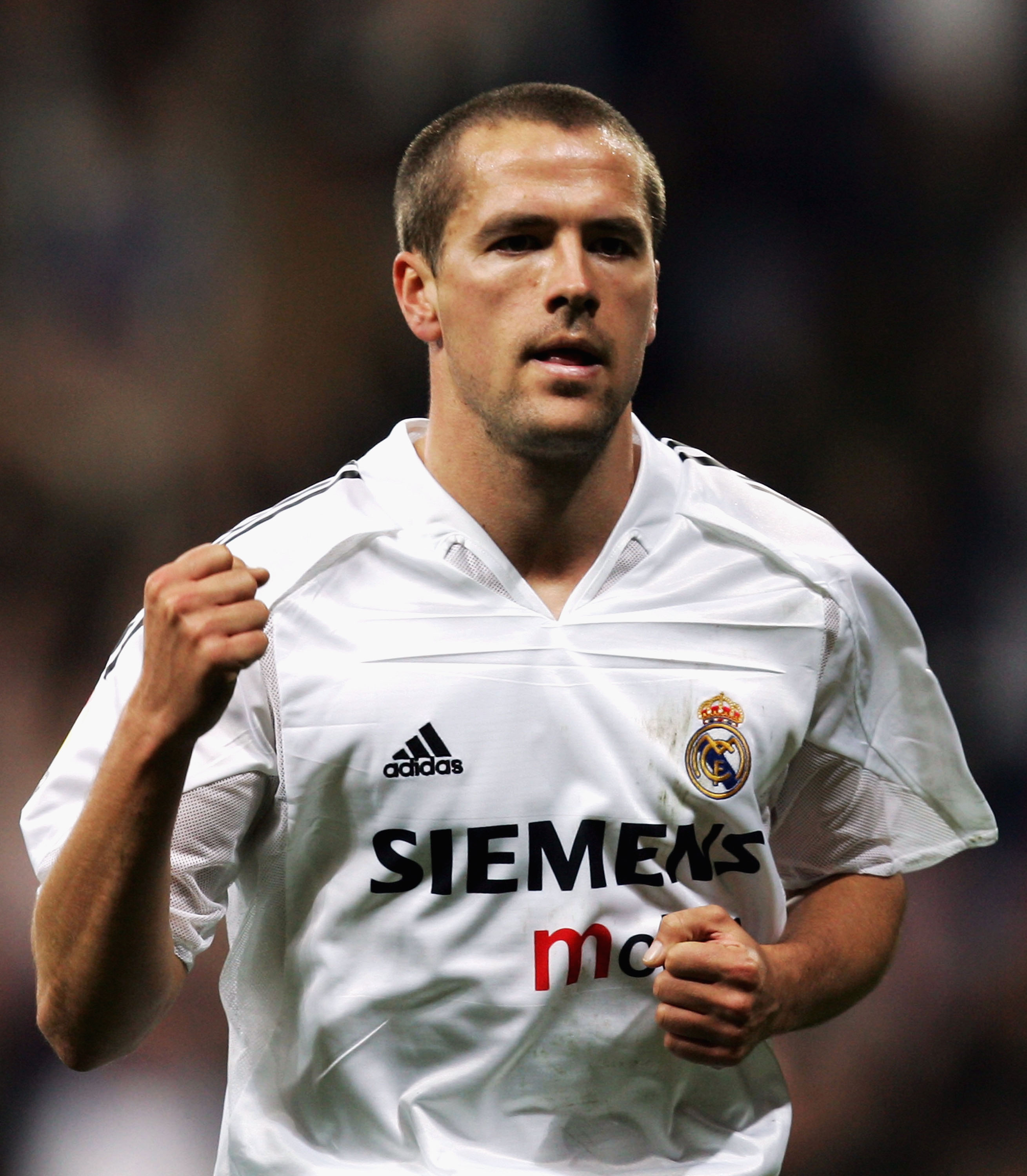 MADRID, SPAIN - JANUARY 19: Real Madrid's Michael Owen celebrates after scoring a goal during a Copa del Rey 3rd round 2nd leg match between Real Madrid and Valladolid at the Bernabeu on January 19, 2005 in Madrid, Spain. (Photo by Denis Doyle/Getty Image