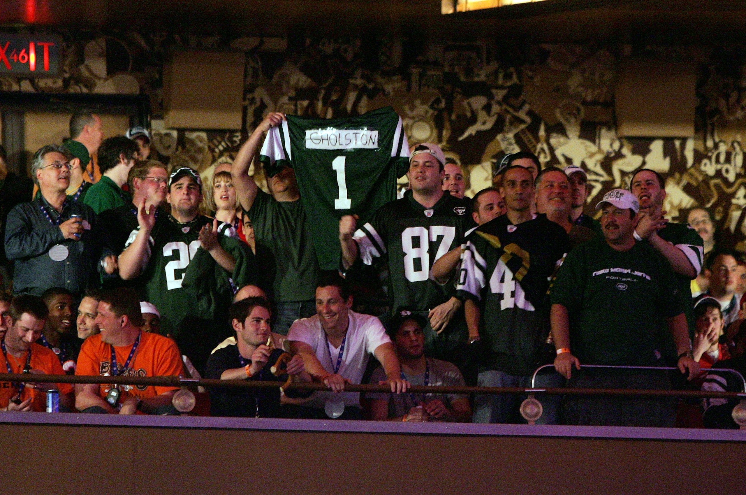 NEW YORK - APRIL 26:  Fans of the New York Jets cheer thier teams first round draft pick during the 2008 NFL Draft on April 26, 2008 at Radio City Music Hall in New York, New York.  (Photo by Jim McIsaac/Getty Images)