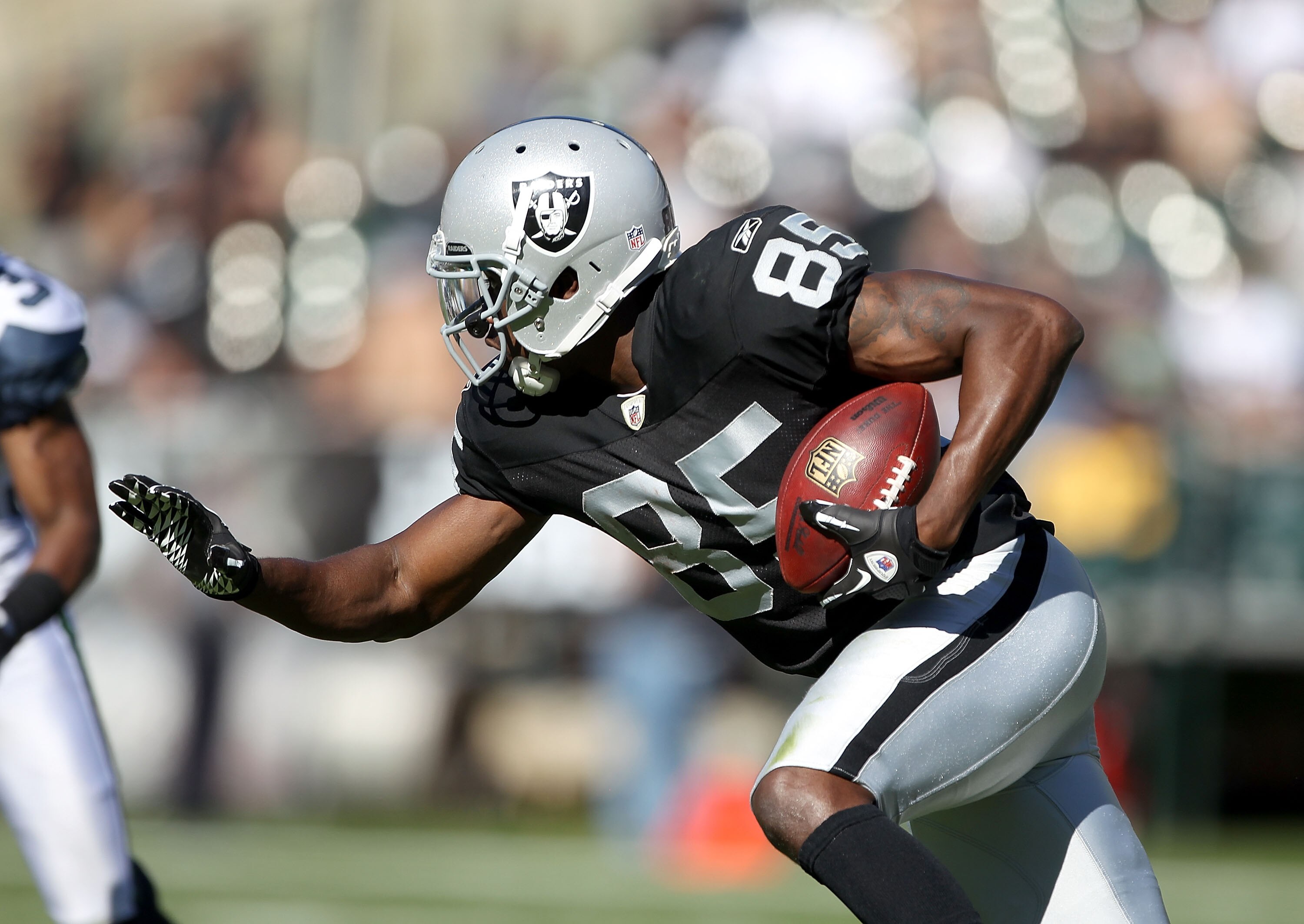 OAKLAND, CA - OCTOBER 31:  Darrius Heyward-Bey #85 of the Oakland Raiders in action against the Seattle Seahawks at Oakland-Alameda County Coliseum on October 31, 2010 in Oakland, California.  (Photo by Ezra Shaw/Getty Images)