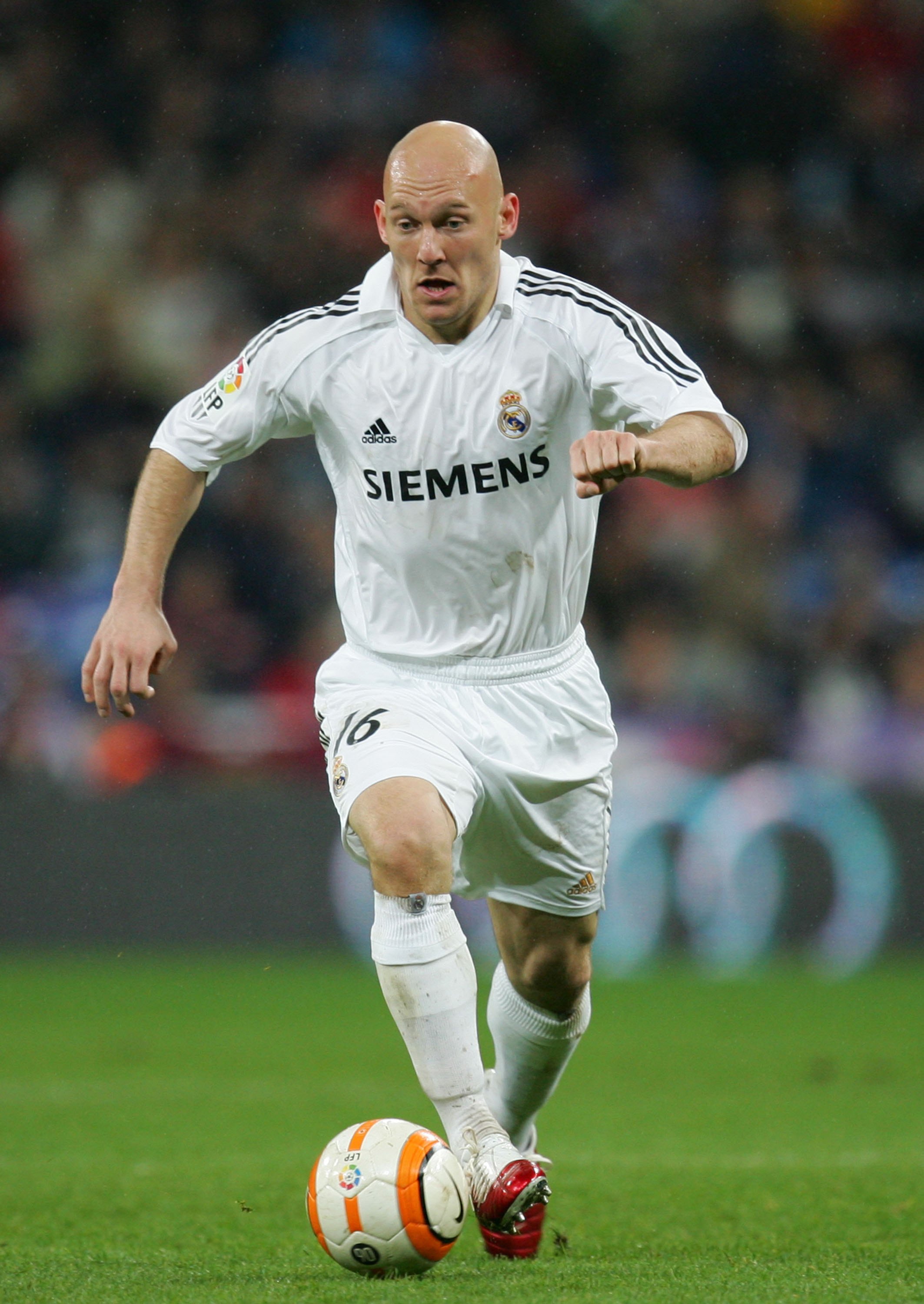 MADRID, SPAIN - MARCH 4: Thomas Gravesen of Real Madrid in action during a Primera Liga match between Real Madrid and Atletico Madrid at the Santiago Bernabeu stadium on March 4, 2006 in Madrid, Spain. Real won 2-1. (Photo by Denis Doyle/Getty Images)