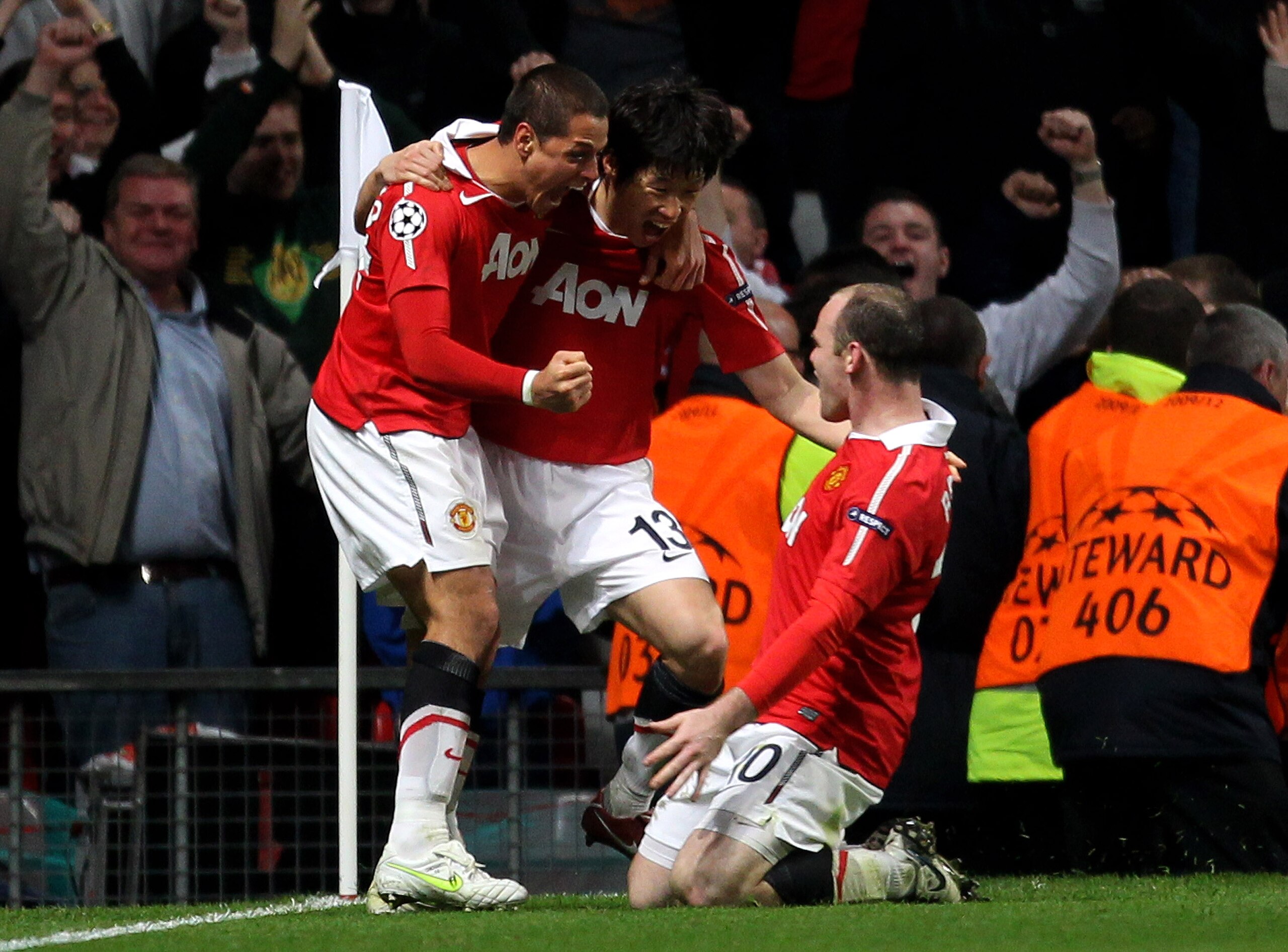 MANCHESTER, ENGLAND - APRIL 12:  Ji-Sung Park of Manchester United celebrates scoring his team's second goal with team mates Wayne Rooney (R) and Javier Hernandez (L) during the UEFA Champions League Quarter Final second leg match between Manchester Unite