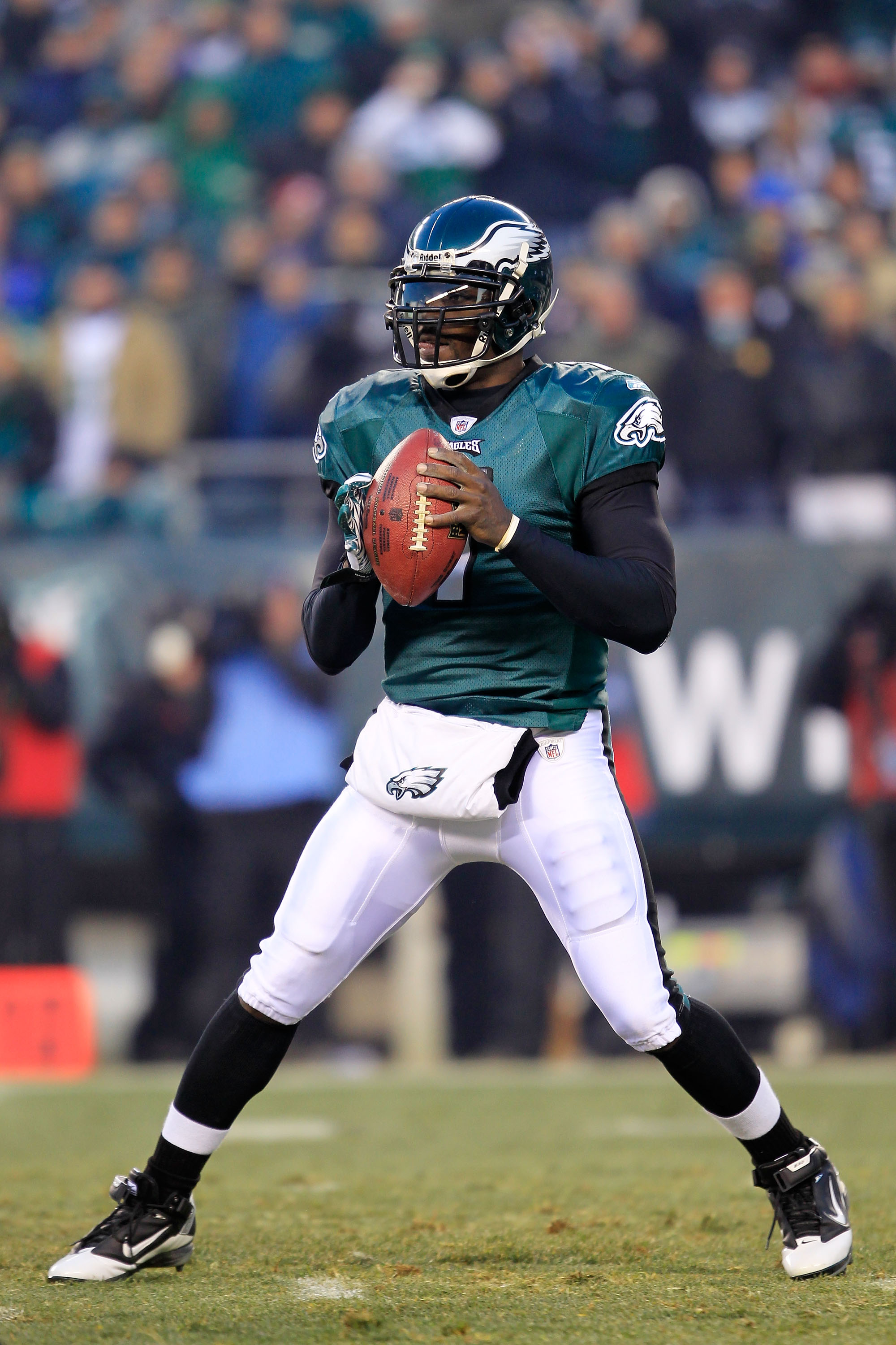 PHILADELPHIA, PA - JANUARY 09:  Michael Vick #7 of the Philadelphia Eagles drops back against the Green Bay Packers during the 2011 NFC wild card playoff game at Lincoln Financial Field on January 9, 2011 in Philadelphia, Pennsylvania.  (Photo by Chris Tr