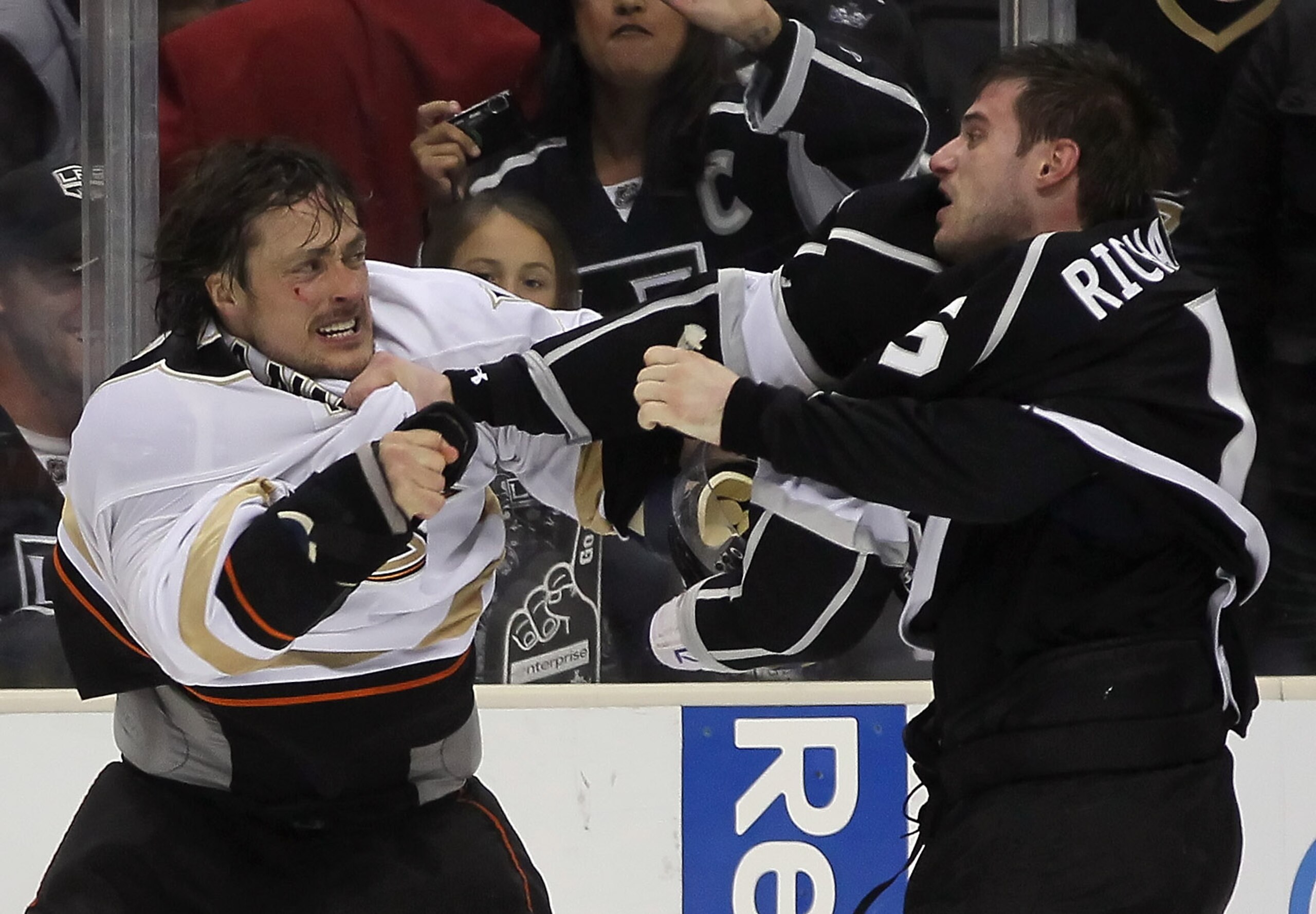 LOS ANGELES, CA - APRIL 09:  Teemu Selanne #8 of the Anaheim Ducks and Brad Richardson #15 of the Los Angeles Kings fight in the third period at Staples Center on April 9, 2011 in Los Angeles, California. The Ducks defeated the Kings 3-1.  (Photo by Jeff