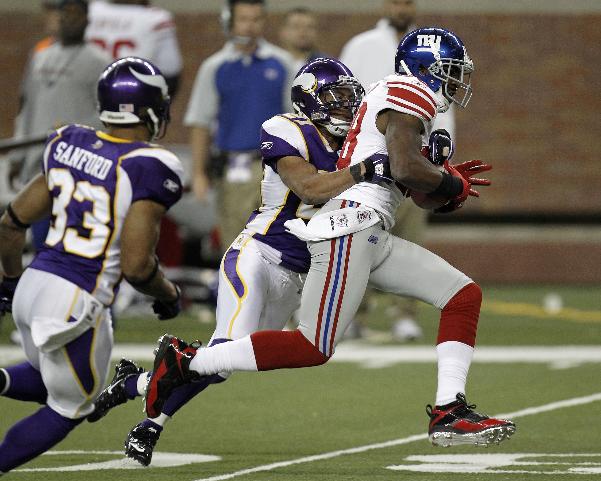 DETROIT, MI - DECEMBER 13: Hakeem Nicks #88 of the New York Giants tries to out run the tackle of Asher Allen #21 of the Minnesota Vikings at Ford Field on December 13, 2010 in Detroit, Michigan. (Photo by Gregory Shamus/Getty Images) DETROIT, MI - DECEMBER 13: Hakeem Nicks #88 of the New York Giants tries to out run the tackle of Asher Allen #21 of the Minnesota Vikings at Ford Field on December 13, 2010 in Detroit, Michigan. (Photo by Gregory Shamus/Getty Images)