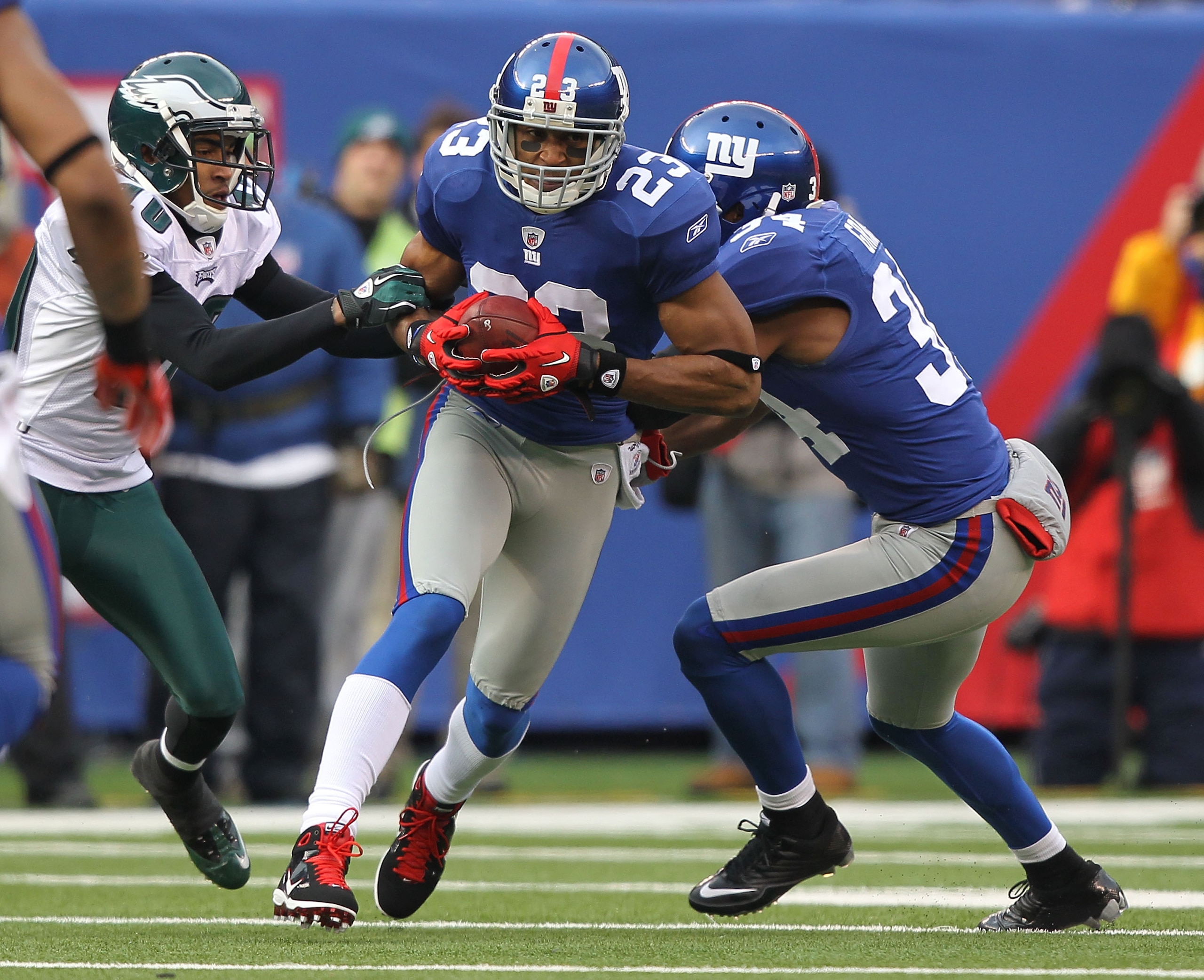 EAST RUTHERFORD, NJ - DECEMBER 19: Kenny Phillips #21 of the New York Giants against the Philadelphia Eagles at New Meadowlands Stadium on December 19, 2010 in East Rutherford, New Jersey. (Photo by Nick Laham/Getty Images) EAST RUTHERFORD, NJ - DECEMBER 19: Kenny Phillips #21 of the New York Giants against the Philadelphia Eagles at New Meadowlands Stadium on December 19, 2010 in East Rutherford, New Jersey. (Photo by Nick Laham/Getty Images)