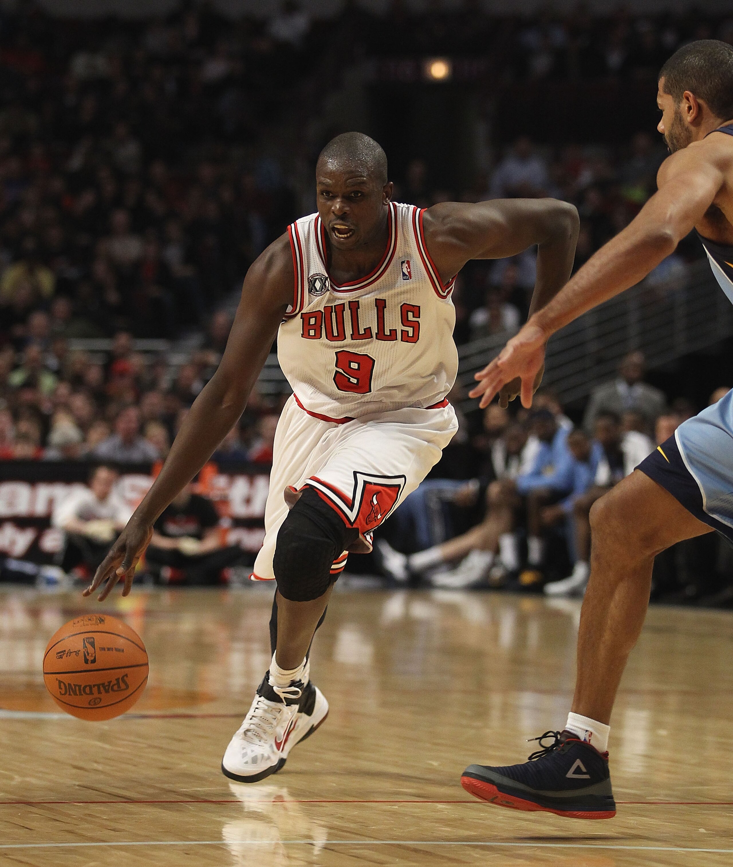 CHICAGO, IL - MARCH 25: Loul Deng #9 of the Chicago Bulls drives against the Memphis Grizzlies at the United Center on March 25, 2011 in Chicago, Illinois. The Bulls defeated the Grizzlies 99-96. NOTE TO USER: User expressly acknowledges and agrees that, CHICAGO, IL - MARCH 25: Loul Deng #9 of the Chicago Bulls drives against the Memphis Grizzlies at the United Center on March 25, 2011 in Chicago, Illinois. The Bulls defeated the Grizzlies 99-96. NOTE TO USER: User expressly acknowledges and agrees that,