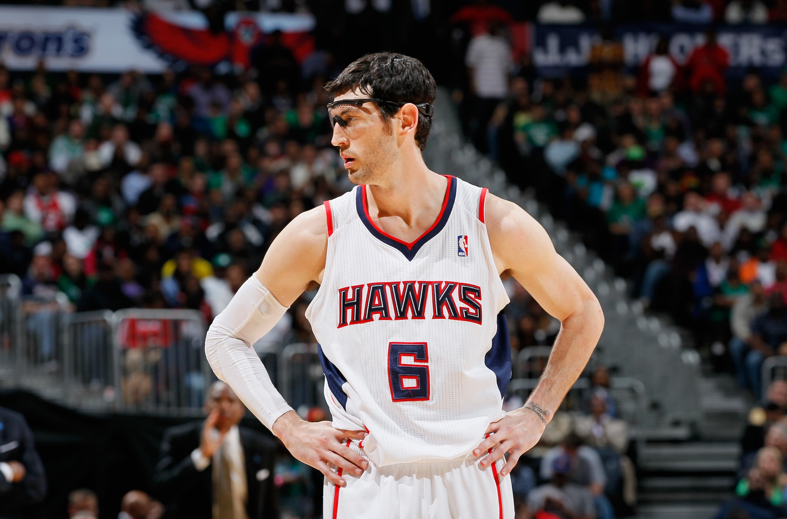 ATLANTA, GA - APRIL 01:  Kirk Hinrich #6 of the Atlanta Hawks against the Boston Celtics at Philips Arena on April 1, 2011 in Atlanta, Georgia.  NOTE TO USER: User expressly acknowledges and agrees that, by downloading and/or using this Photograph, user i