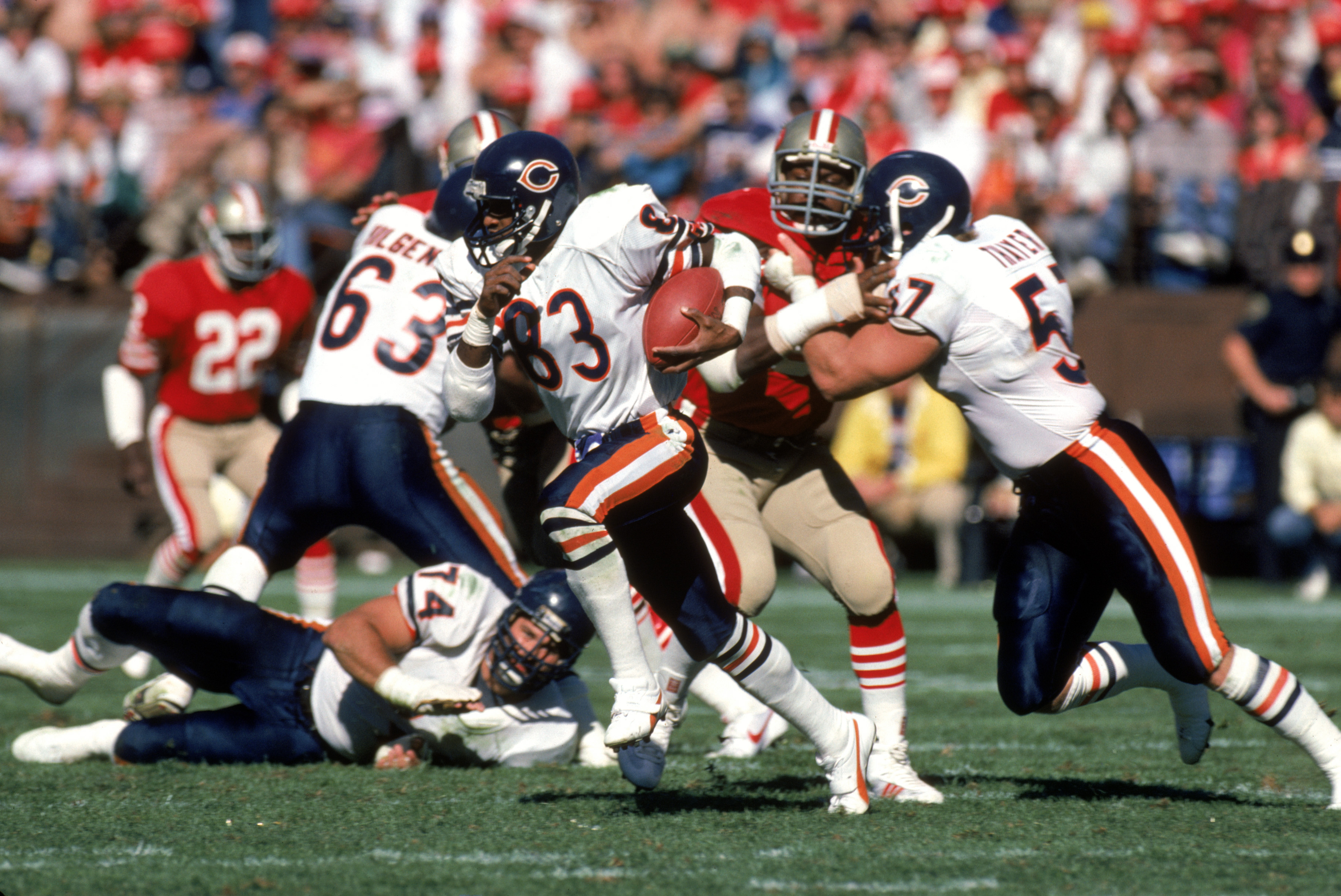 SAN FRANCISCO - OCTOBER 13:  Wide receiver Willie Gault #83 of the Chicago Bears hustles up field with the ball during a game against the San Francisco 49ers at Candlestick Park on October 13, 1985 in San Francisco, California.  The Bears won 26-10.   (Ph