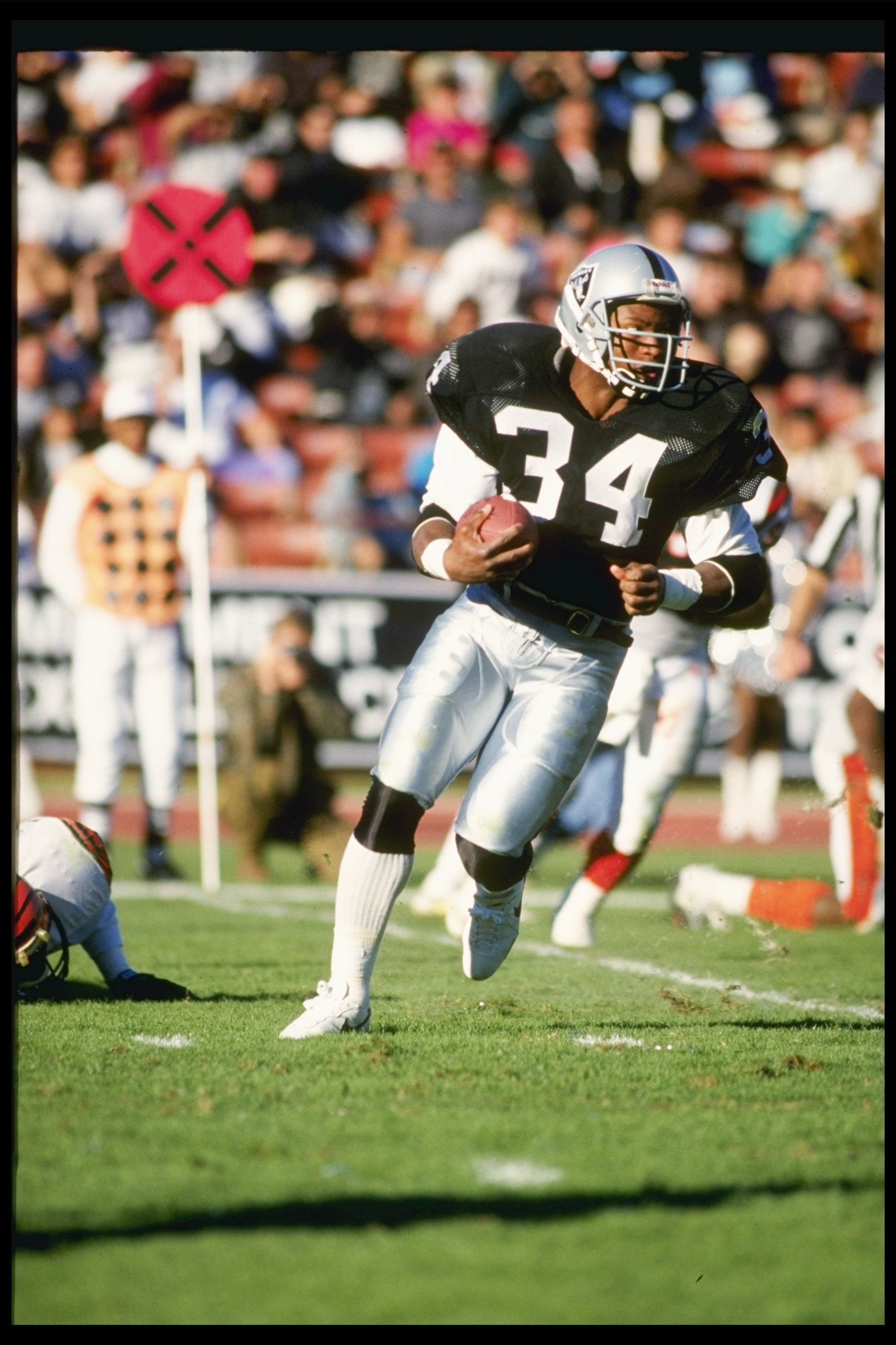 Bo Jackson prominent in top 100 runs in NFL history 