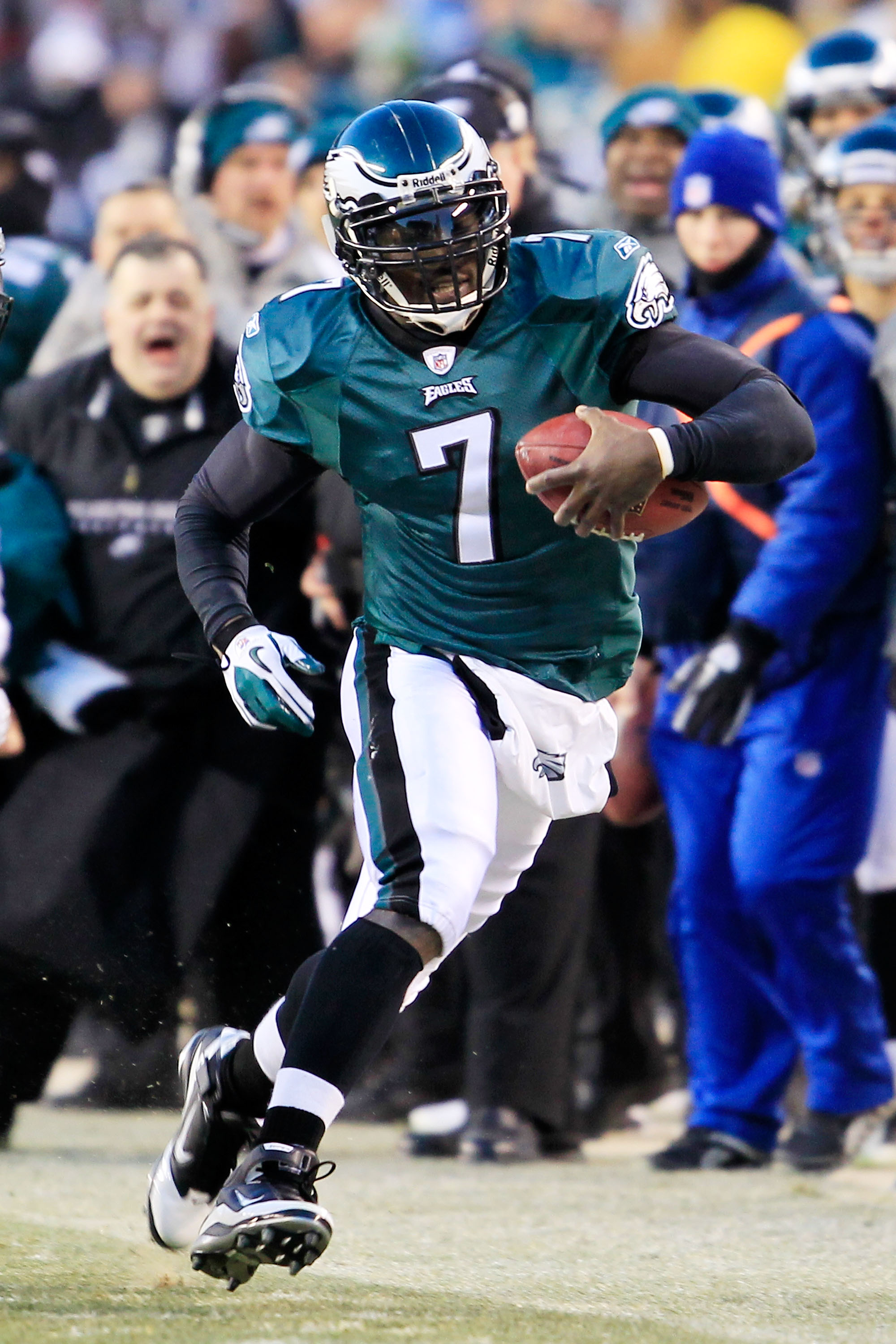PHILADELPHIA, PA - JANUARY 09:  Michael Vick #7 of the Philadelphia Eagles runs down field against the Green Bay Packers during the 2011 NFC wild card playoff game at Lincoln Financial Field on January 9, 2011 in Philadelphia, Pennsylvania.  (Photo by Chr